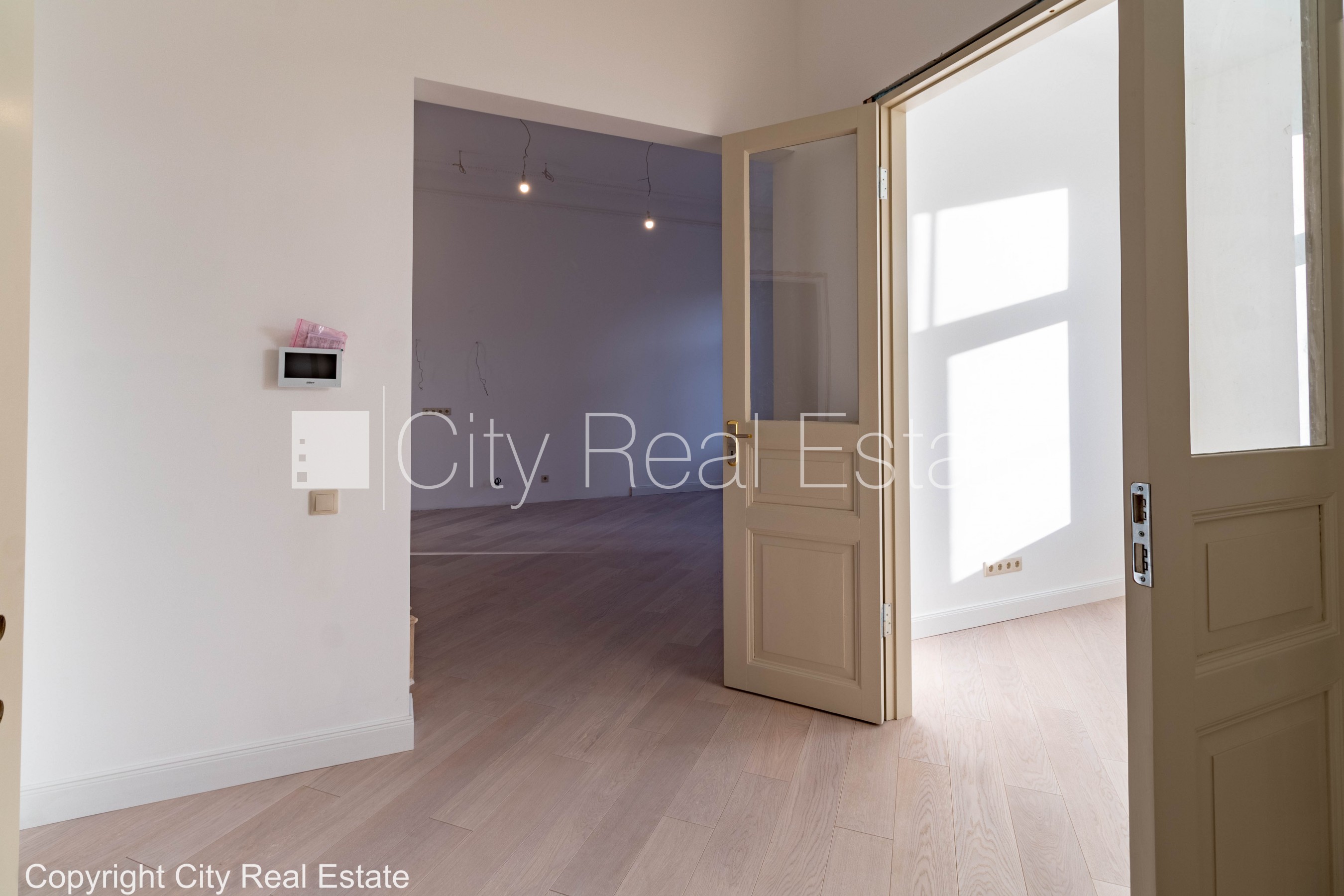 Sludinājumi. Fasādes māja, renovēta māja, fasāde ar dekoratīvo apmetumu, slēgts pagalms, ieeja no ielas un Cena: 206640 EUR Foto #4