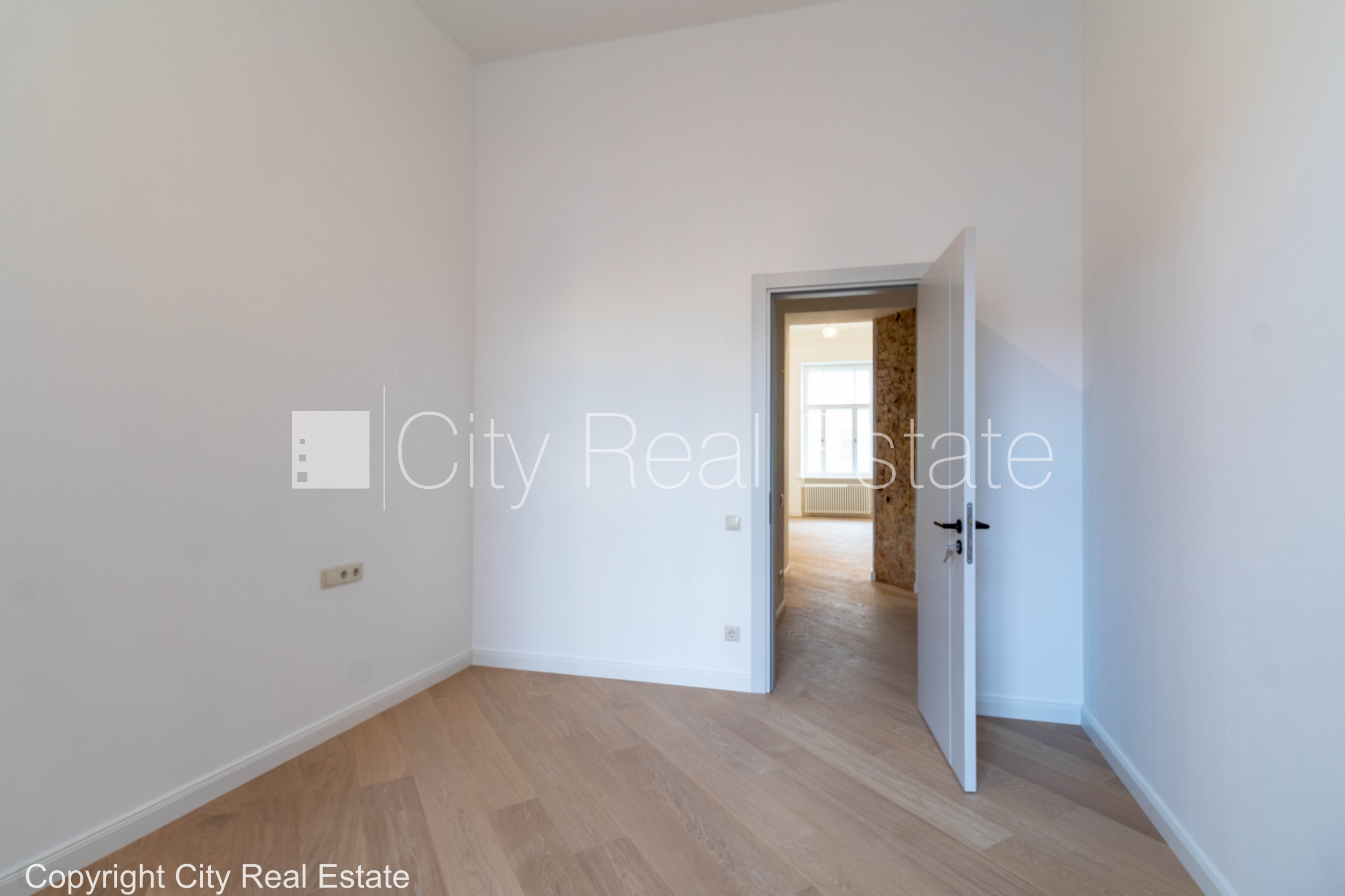 Sludinājumi. Fasādes māja, renovēta māja, fasāde ar dekoratīvo apmetumu, slēgts pagalms, ieeja no ielas un Cena: 167400 EUR Foto #6