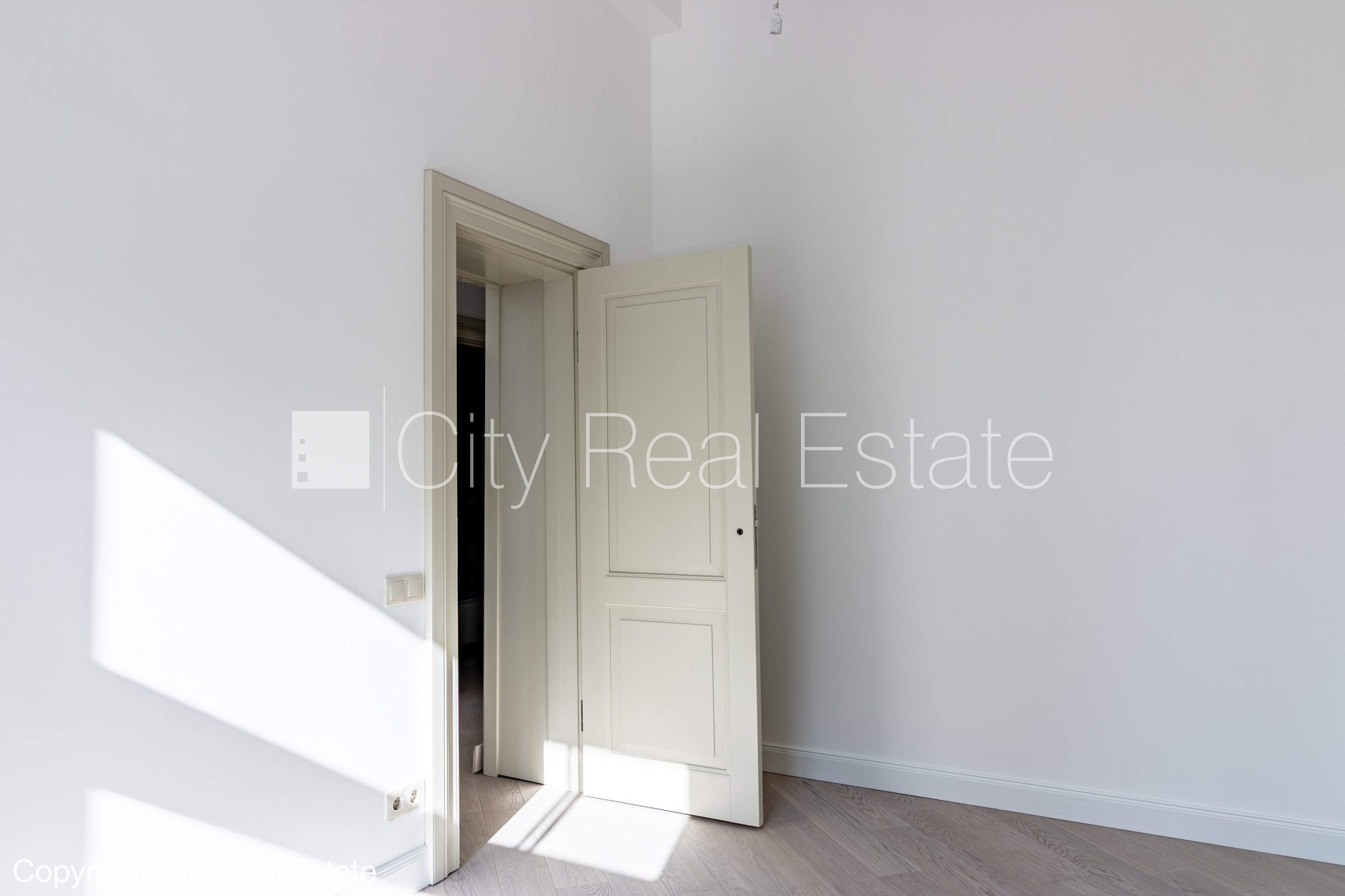 Sludinājumi. Fasādes māja, renovēta māja, slēgts pagalms, ieeja no ielas un pagalma, ir lifts, kāpņu telpa pēc Cena: 378000 EUR Foto #7