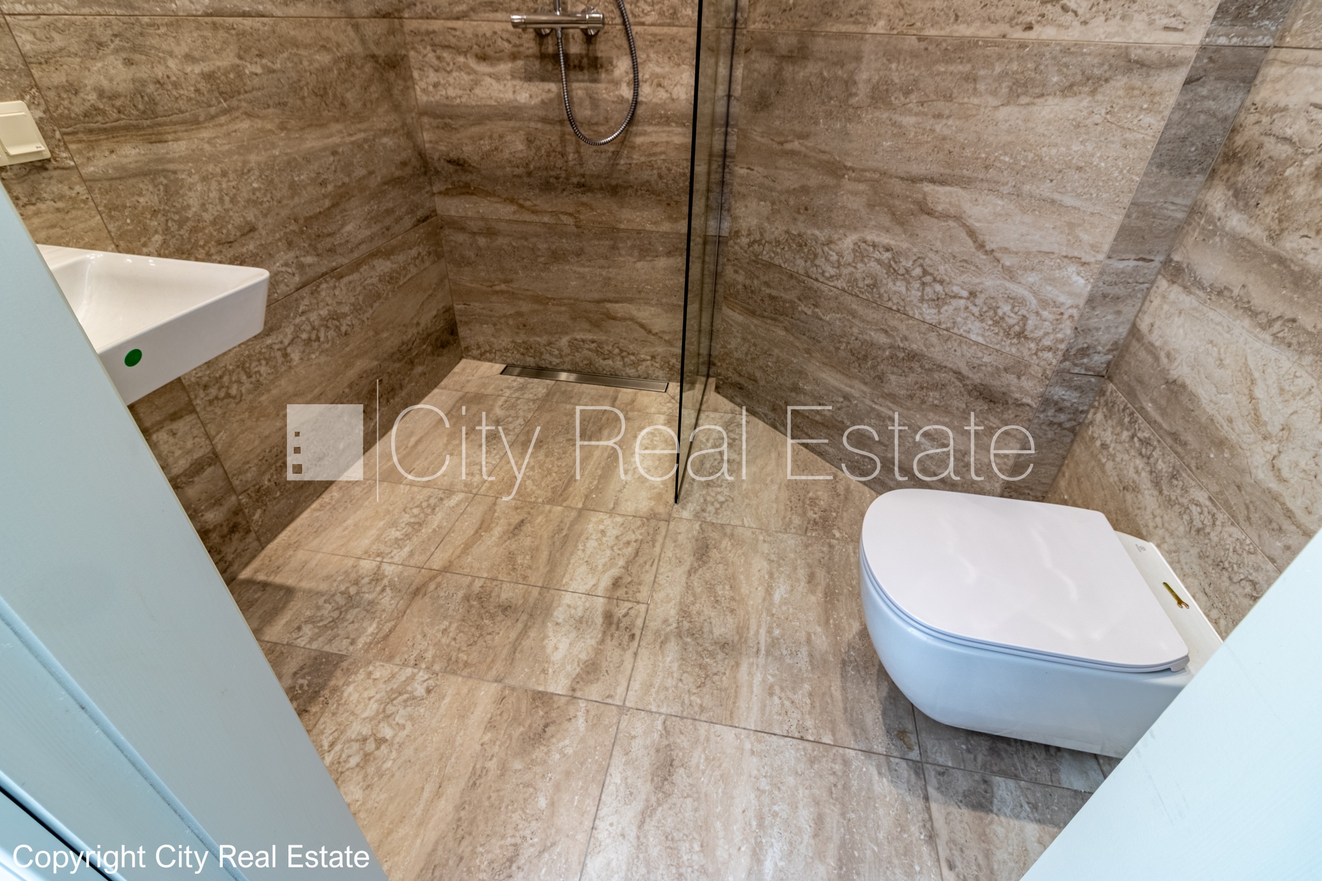 Sludinājumi. Fasādes māja, renovēta māja, slēgts pagalms, ieeja no ielas un pagalma, ir lifts, kāpņu telpa pēc Cena: 378000 EUR Foto #9