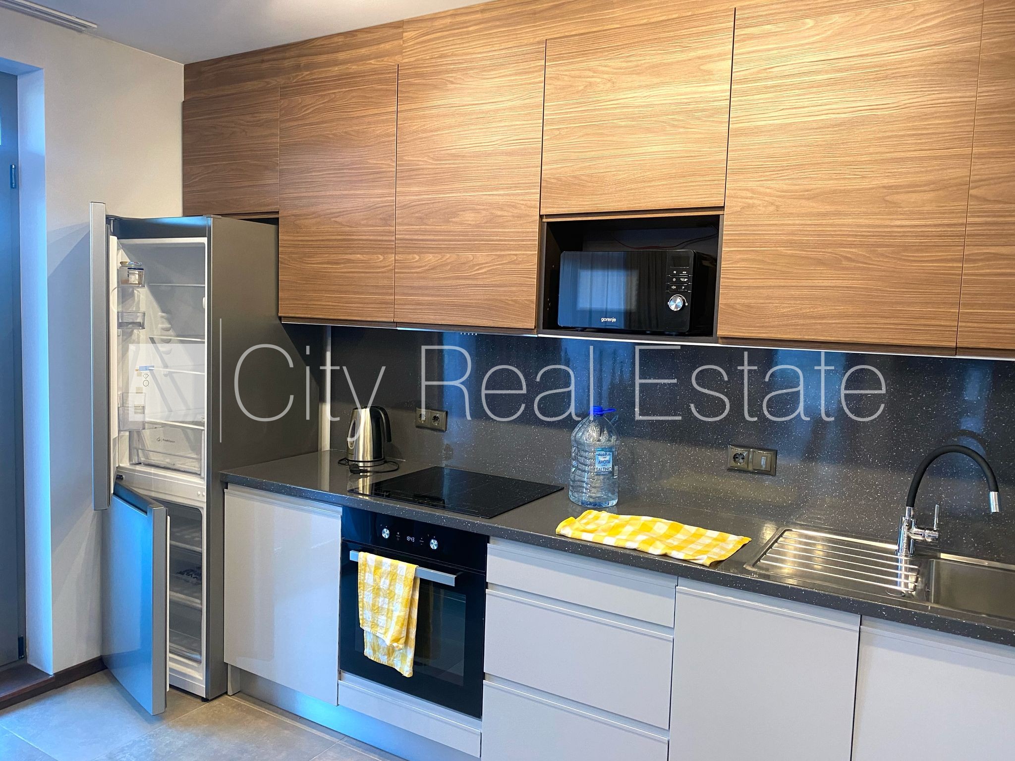 Sludinājumi. Labiekārtots apzaļumots pagalms, slēgts pagalms, vieta automašīnai, terase, guļamistabu skaits 2 Cena: 750 EUR/mēn Foto #2