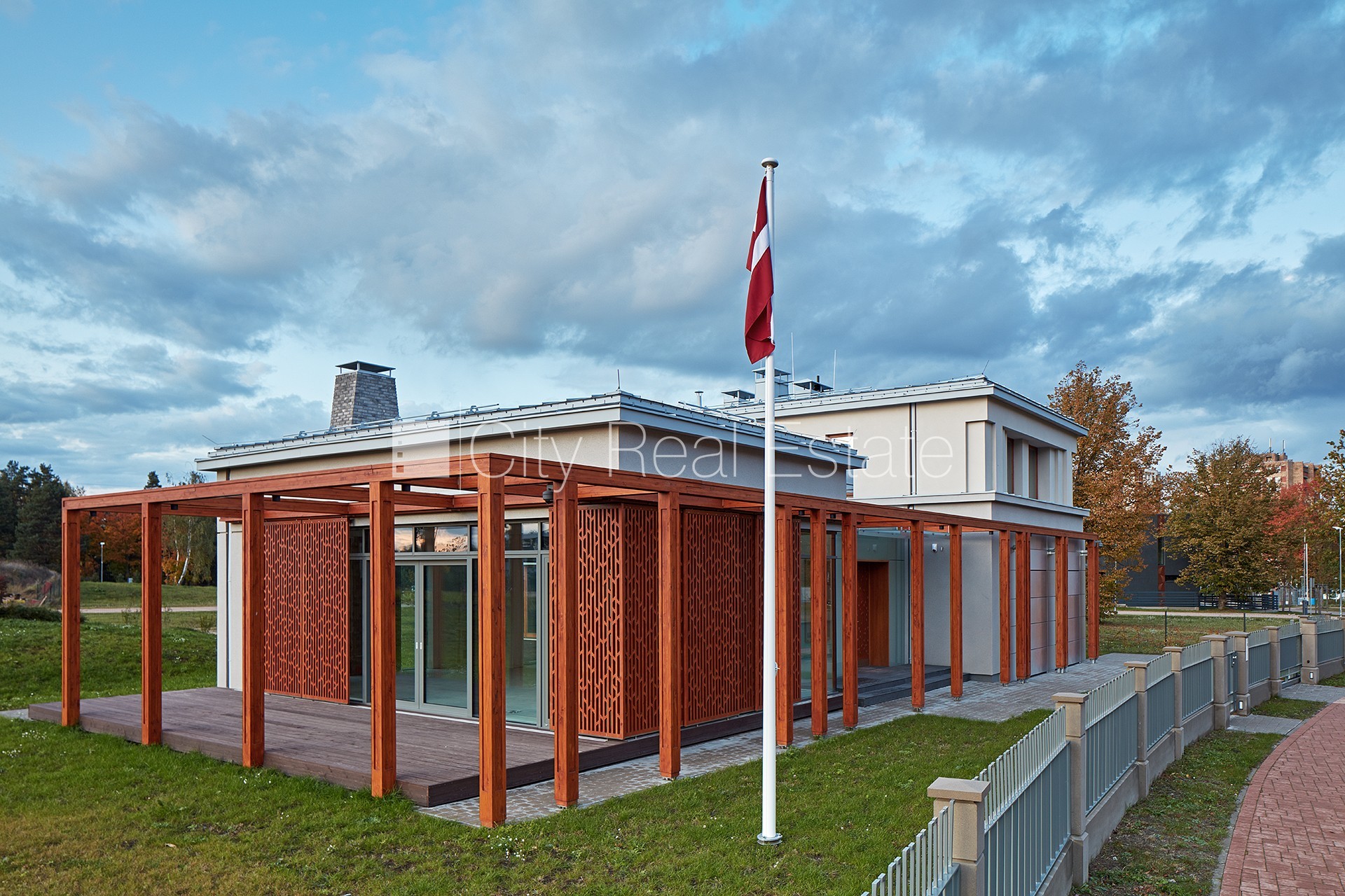 Sludinājumi. Privātmāja, labiekārtota apzaļumota teritorija, bruģēts piebraucamais ceļš, slēgta teritorija, Cena: 992000 EUR Foto #1