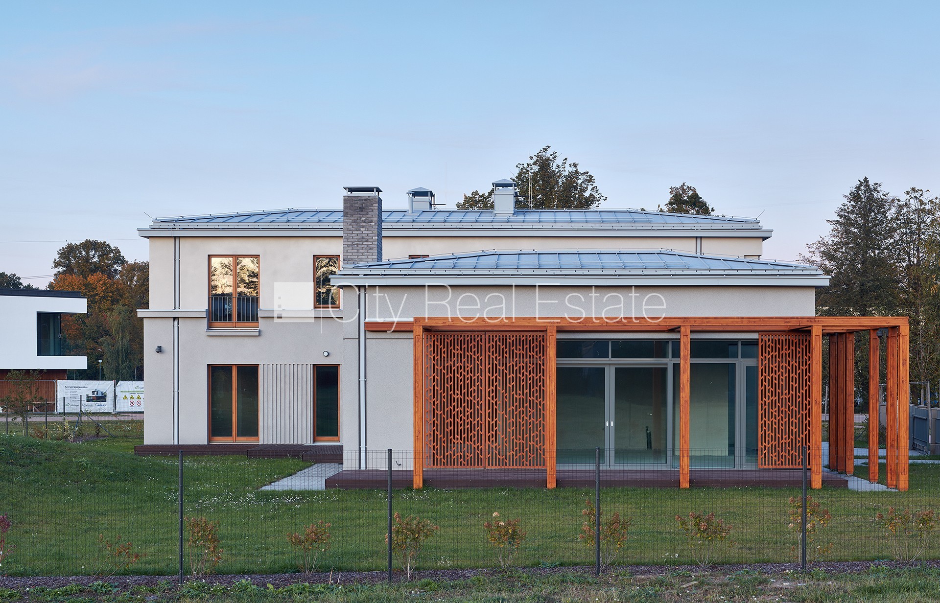 Sludinājumi. Privātmāja, labiekārtota apzaļumota teritorija, bruģēts piebraucamais ceļš, slēgta teritorija, Cena: 992000 EUR Foto #2