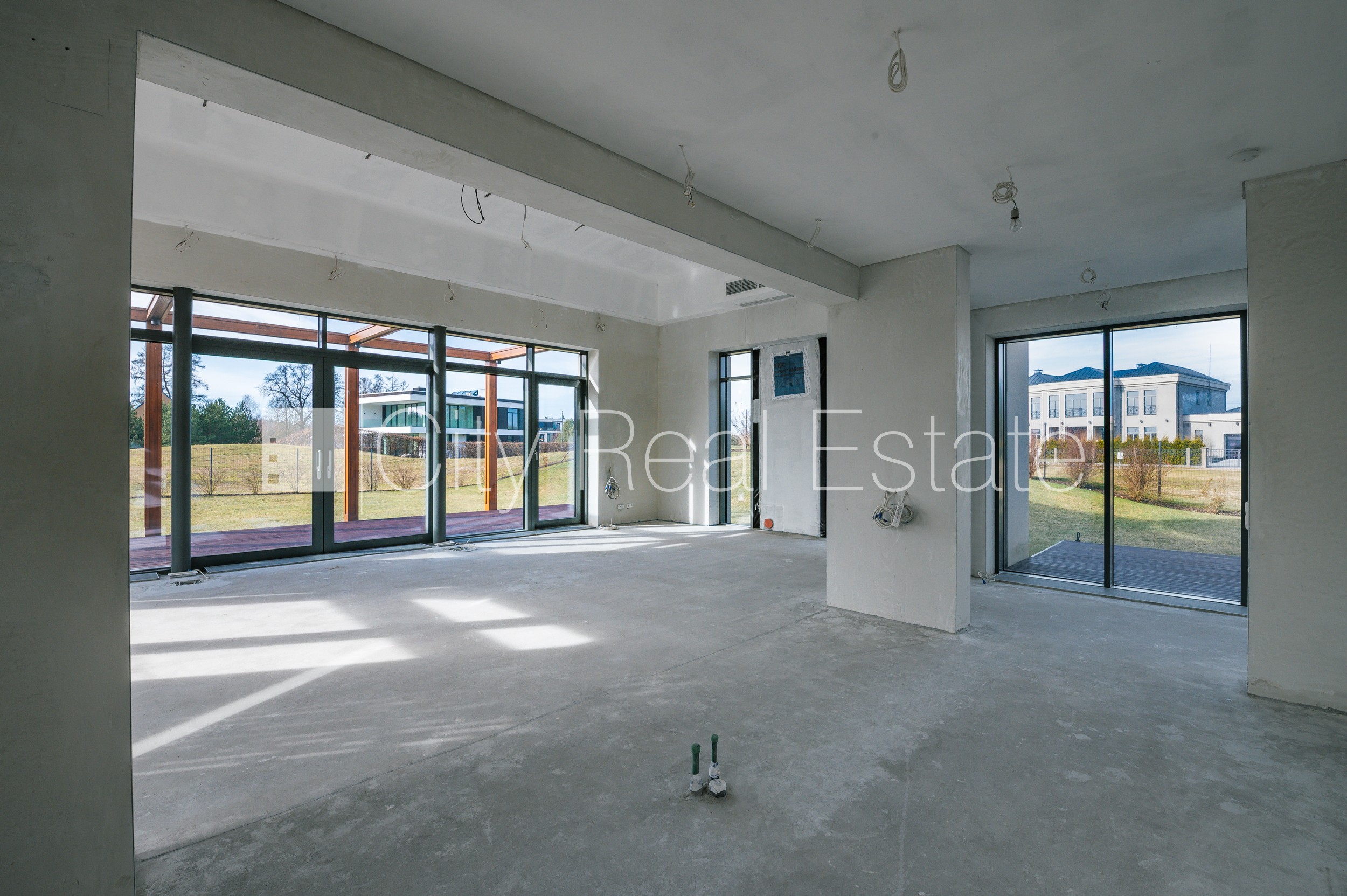 Sludinājumi. Privātmāja, labiekārtota apzaļumota teritorija, bruģēts piebraucamais ceļš, slēgta teritorija, Cena: 992000 EUR Foto #3