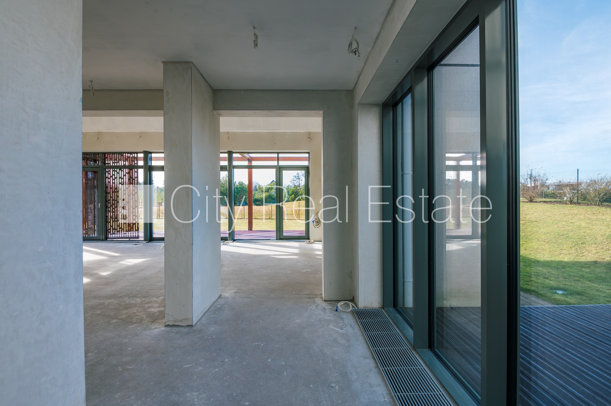 Sludinājumi. Privātmāja, labiekārtota apzaļumota teritorija, bruģēts piebraucamais ceļš, slēgta teritorija, Cena: 992000 EUR Foto #11