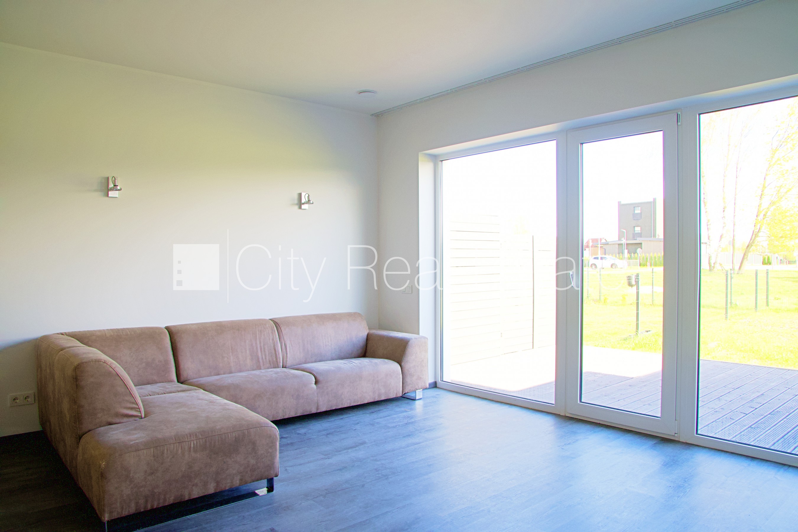 Sludinājumi. Rindu māja, zaļā teritorija, iežogota teritorija ar metāla sētu, vieta vairākām automašīnām, Cena: 1300 EUR/mēn Foto #3