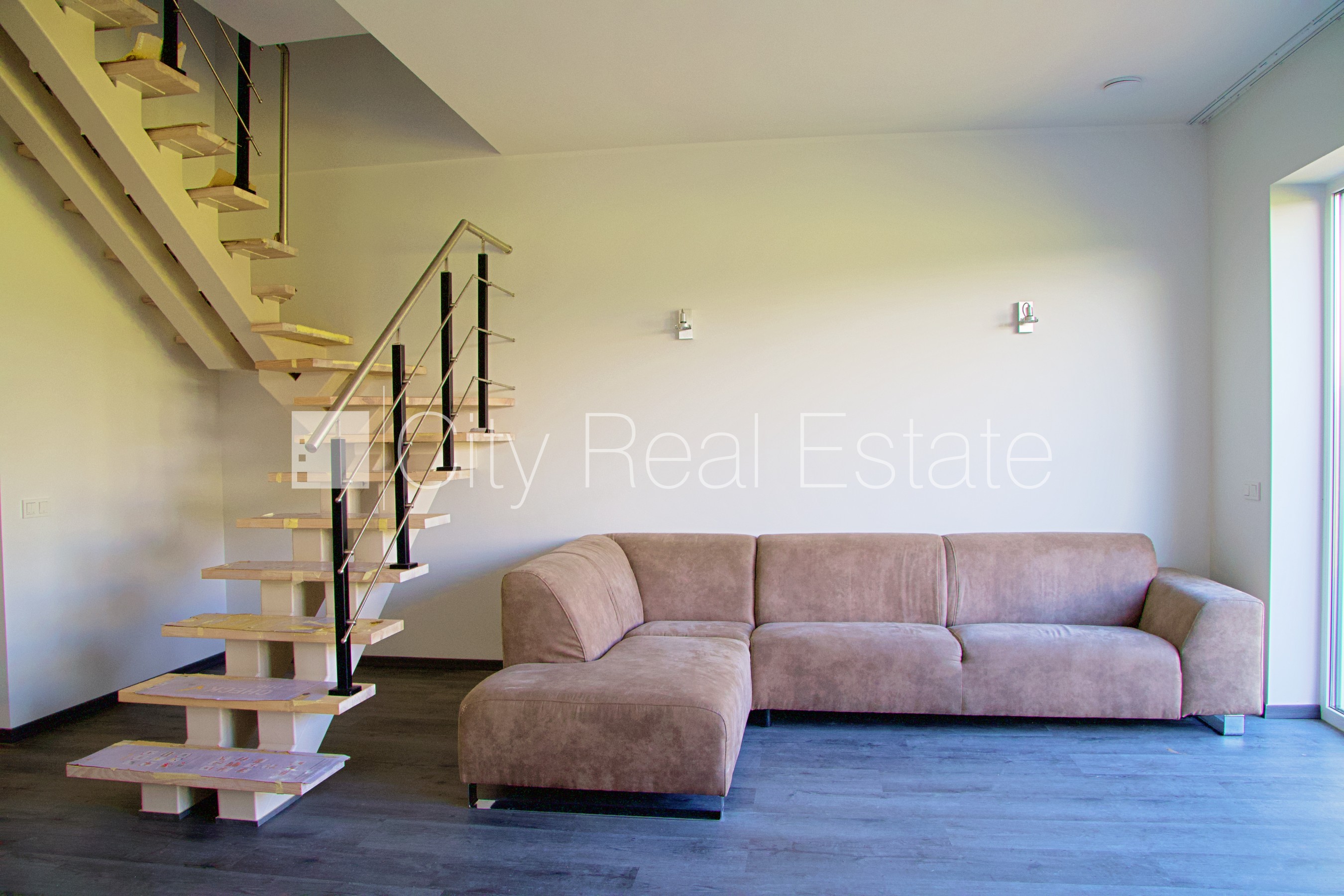 Sludinājumi. Rindu māja, zaļā teritorija, iežogota teritorija ar metāla sētu, vieta vairākām automašīnām, Cena: 1300 EUR/mēn Foto #4