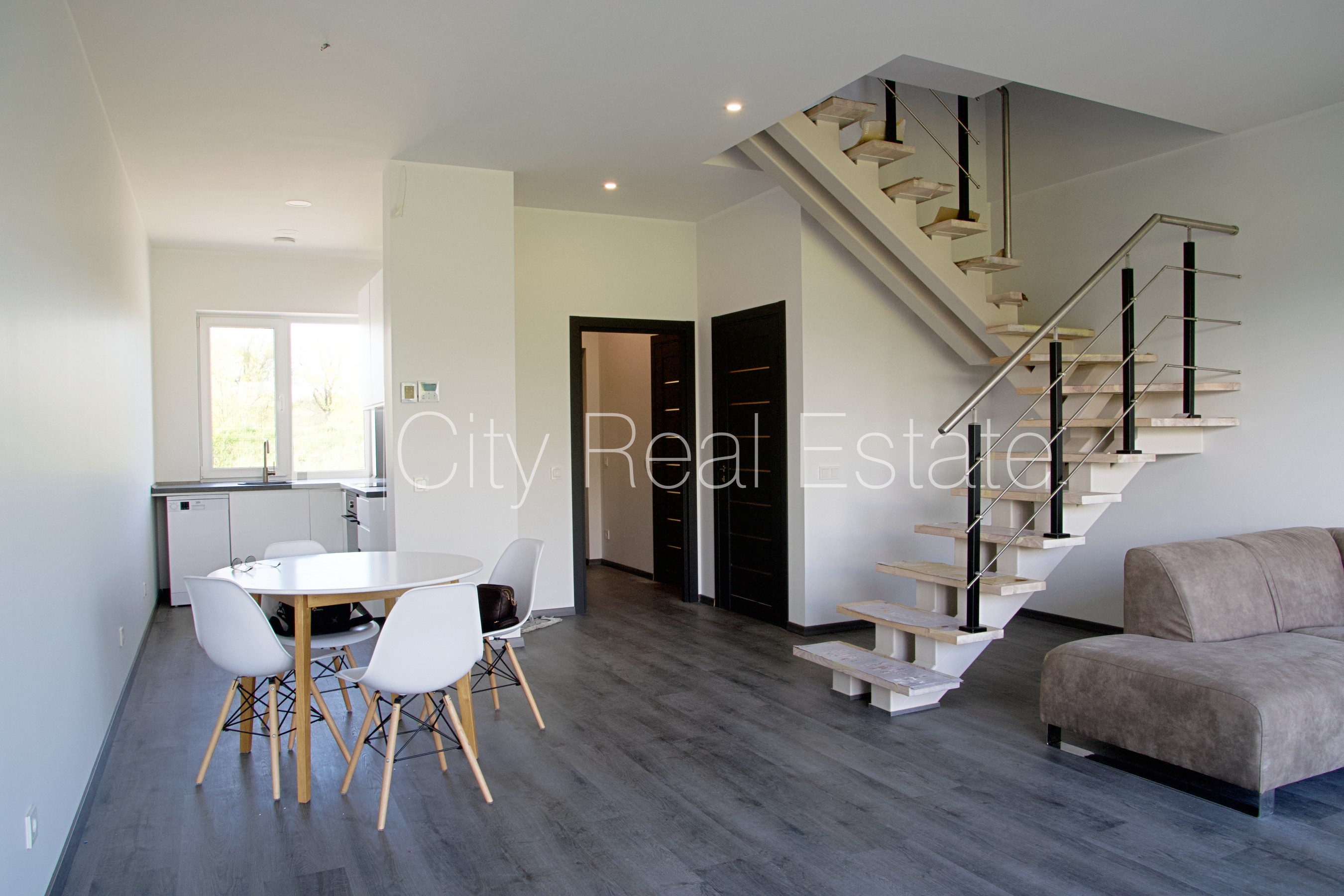 Sludinājumi. Rindu māja, zaļā teritorija, iežogota teritorija ar metāla sētu, vieta vairākām automašīnām, Cena: 1300 EUR/mēn Foto #5