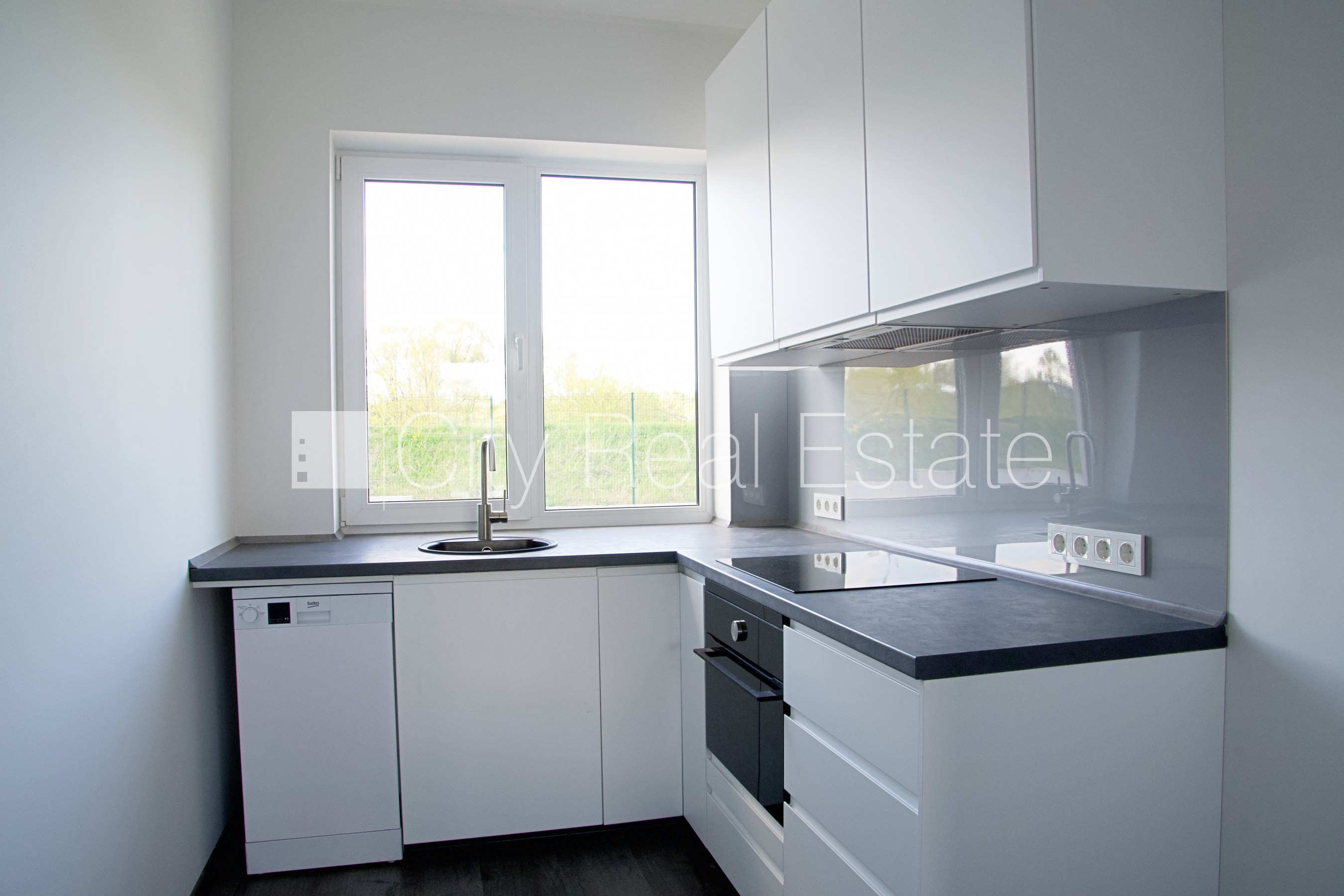 Sludinājumi. Rindu māja, zaļā teritorija, iežogota teritorija ar metāla sētu, vieta vairākām automašīnām, Cena: 1300 EUR/mēn Foto #6