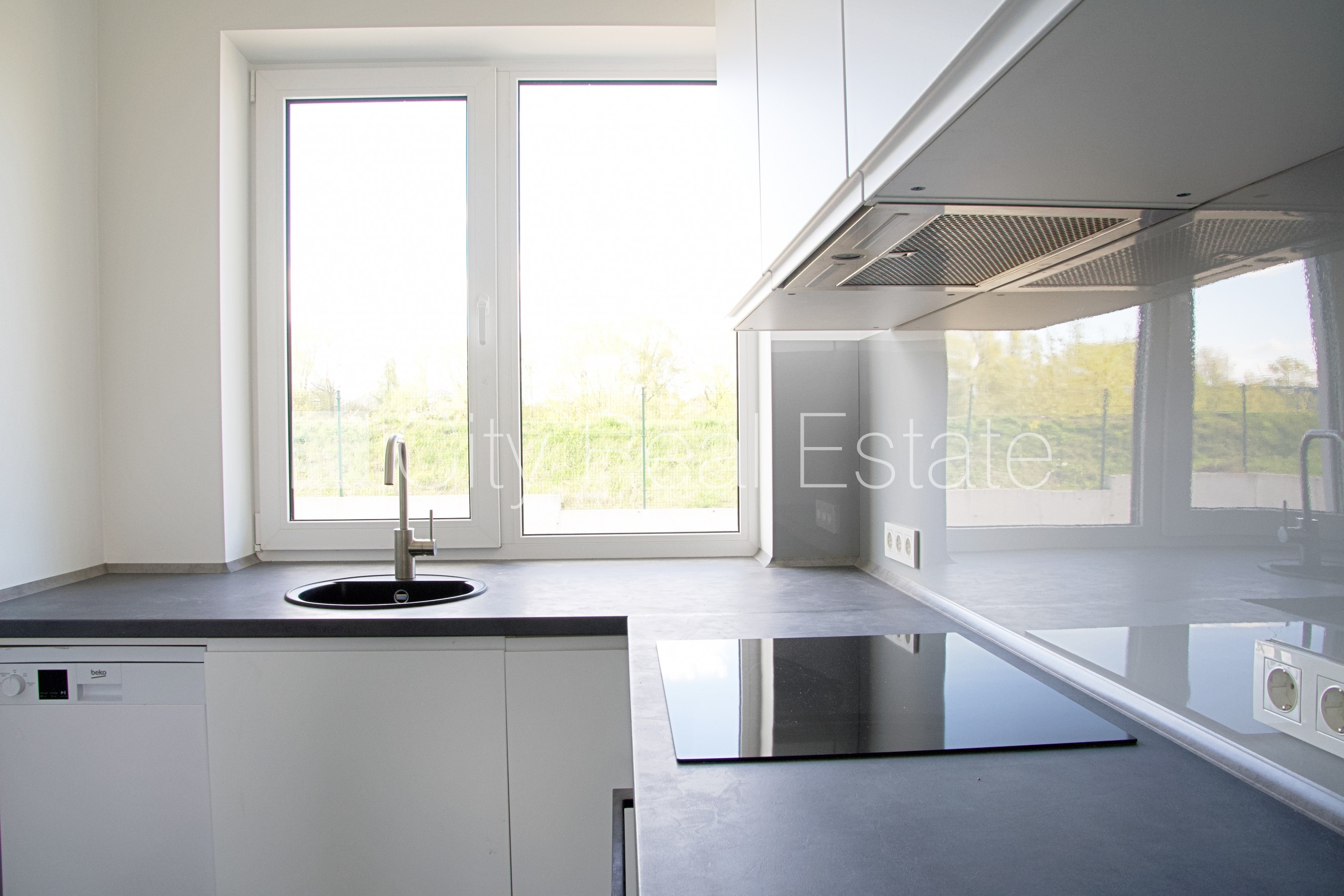 Sludinājumi. Rindu māja, zaļā teritorija, iežogota teritorija ar metāla sētu, vieta vairākām automašīnām, Cena: 1300 EUR/mēn Foto #8