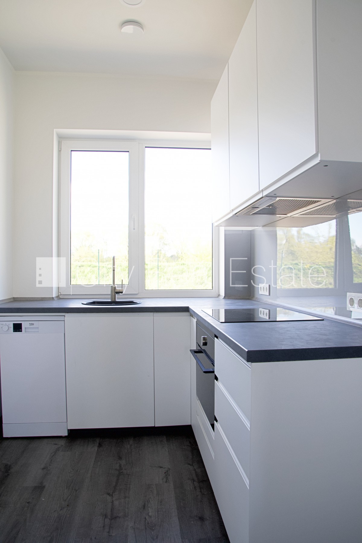 Sludinājumi. Rindu māja, zaļā teritorija, iežogota teritorija ar metāla sētu, vieta vairākām automašīnām, Cena: 1300 EUR/mēn Foto #9