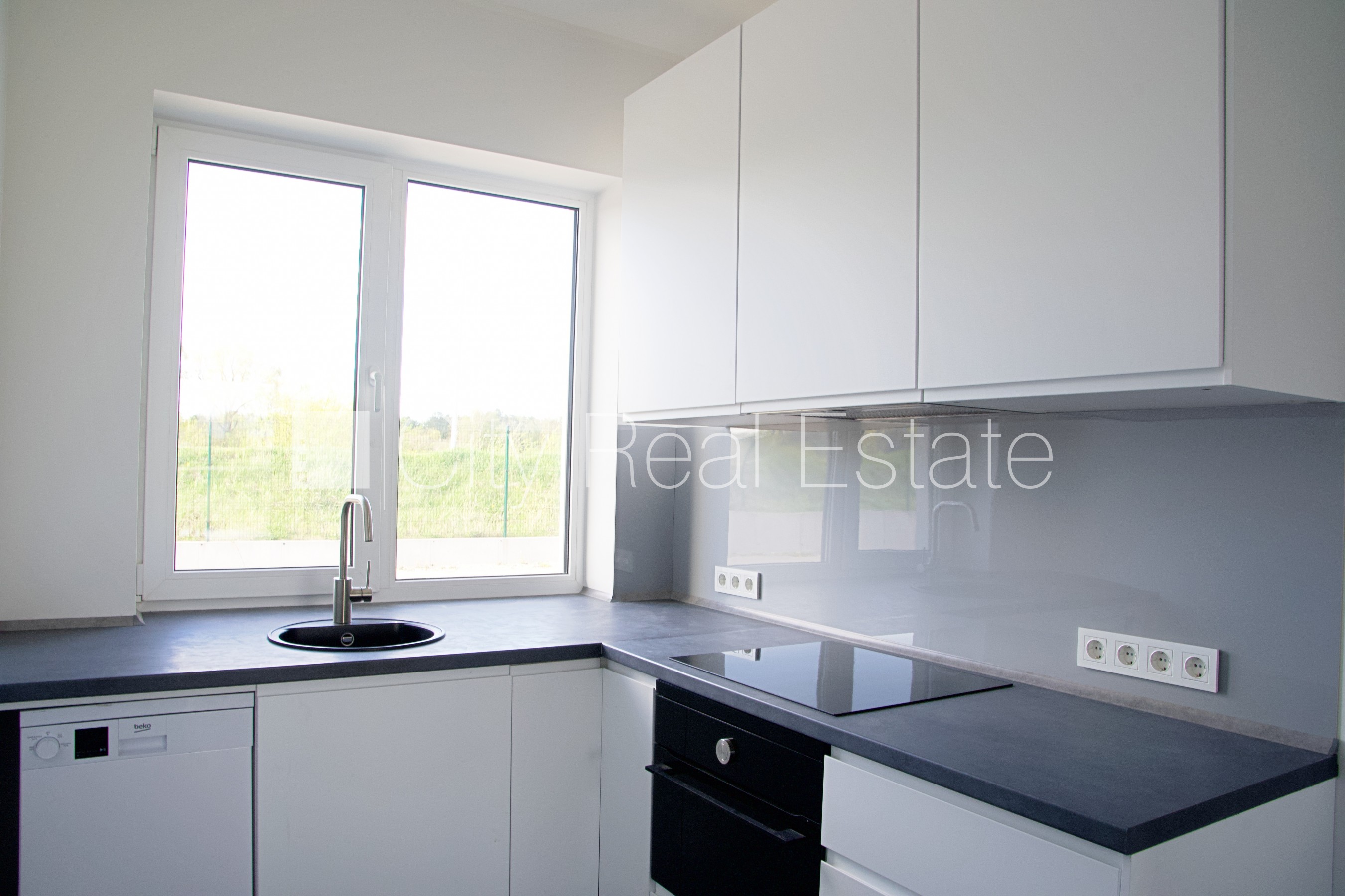 Sludinājumi. Rindu māja, zaļā teritorija, iežogota teritorija ar metāla sētu, vieta vairākām automašīnām, Cena: 1300 EUR/mēn Foto #7