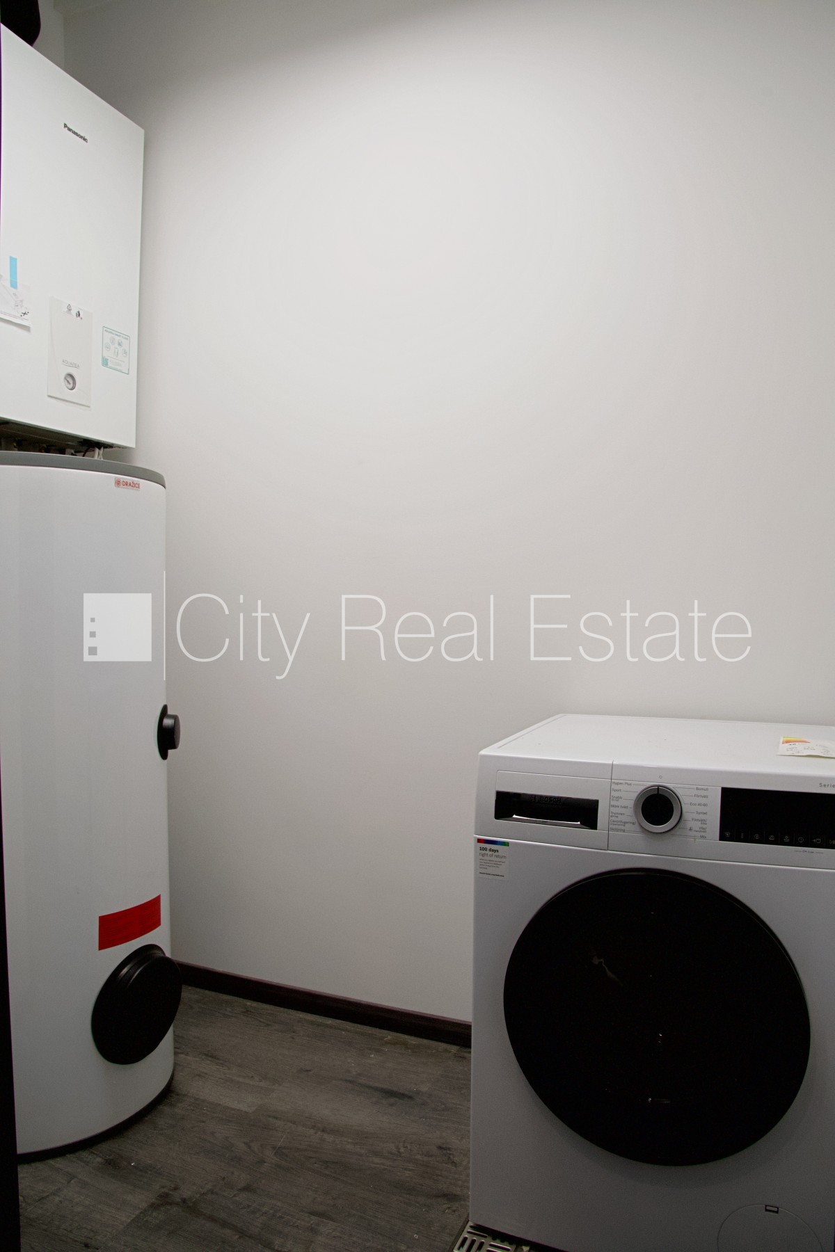 Sludinājumi. Rindu māja, zaļā teritorija, iežogota teritorija ar metāla sētu, vieta vairākām automašīnām, Cena: 1300 EUR/mēn Foto #23