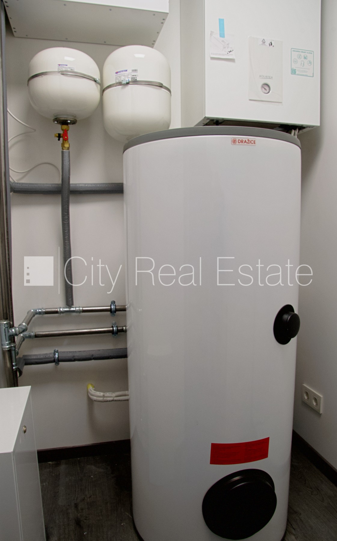 Sludinājumi. Rindu māja, zaļā teritorija, iežogota teritorija ar metāla sētu, vieta vairākām automašīnām, Cena: 1300 EUR/mēn Foto #24