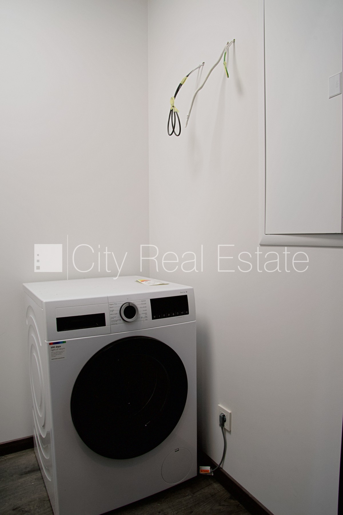 Sludinājumi. Rindu māja, zaļā teritorija, iežogota teritorija ar metāla sētu, vieta vairākām automašīnām, Cena: 1300 EUR/mēn Foto #25