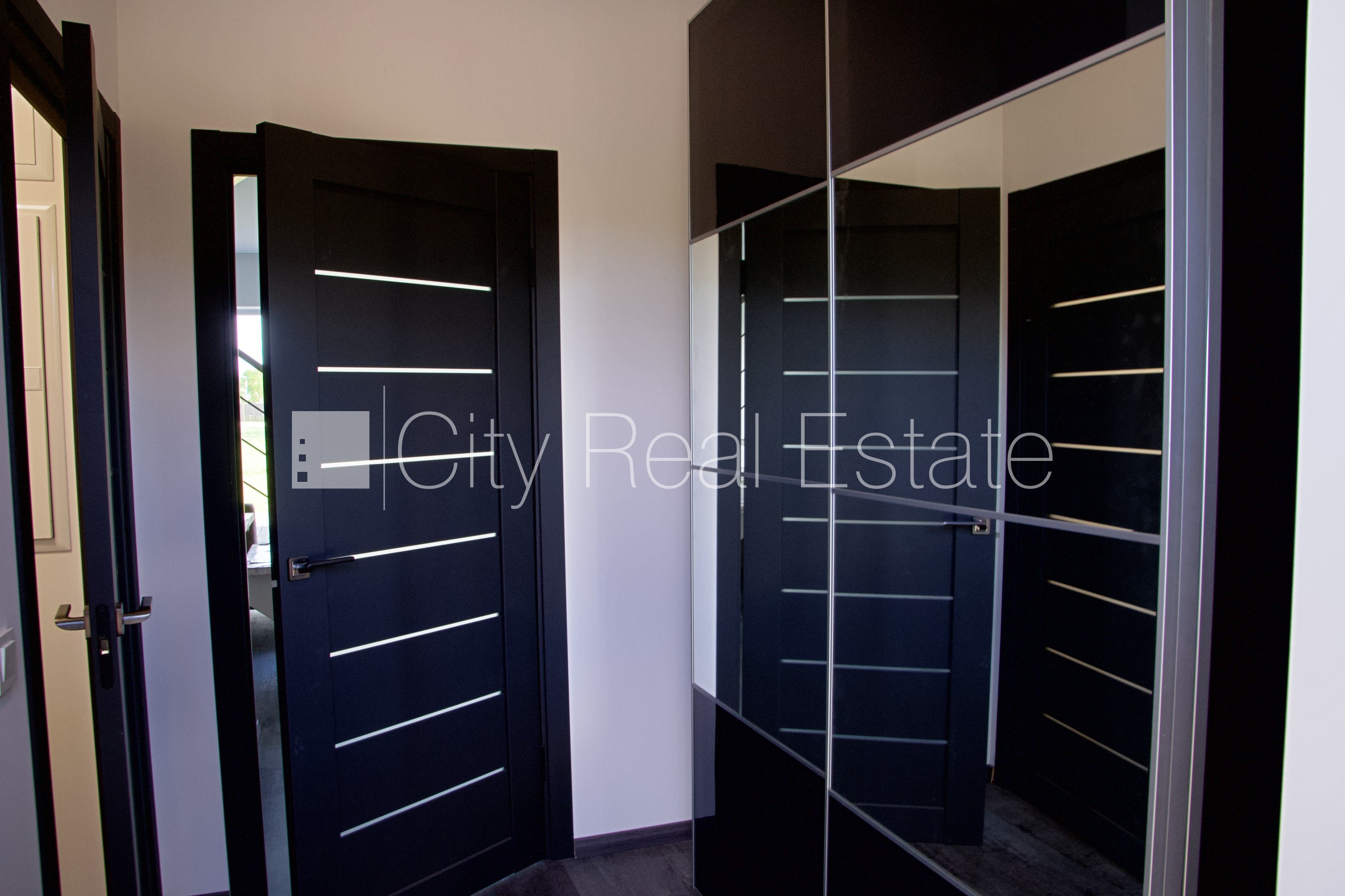 Sludinājumi. Rindu māja, zaļā teritorija, iežogota teritorija ar metāla sētu, vieta vairākām automašīnām, Cena: 1300 EUR/mēn Foto #22