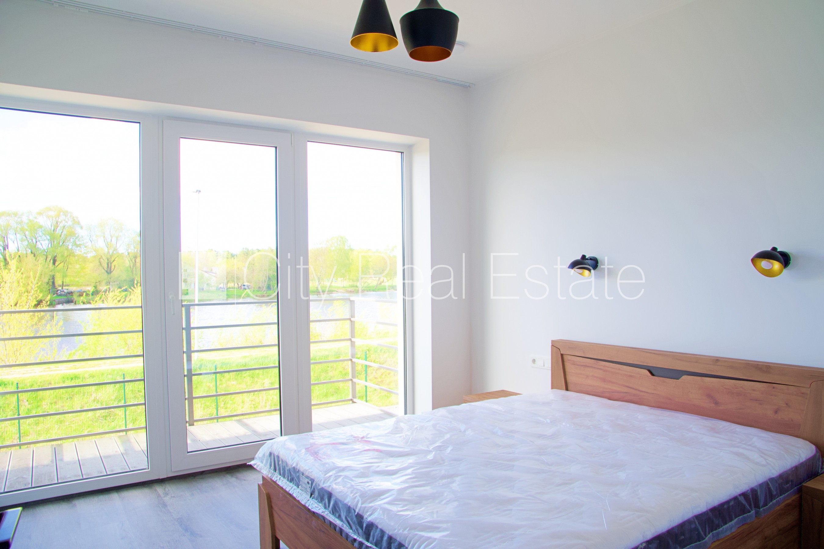 Sludinājumi. Rindu māja, zaļā teritorija, iežogota teritorija ar metāla sētu, vieta vairākām automašīnām, Cena: 1300 EUR/mēn Foto #12