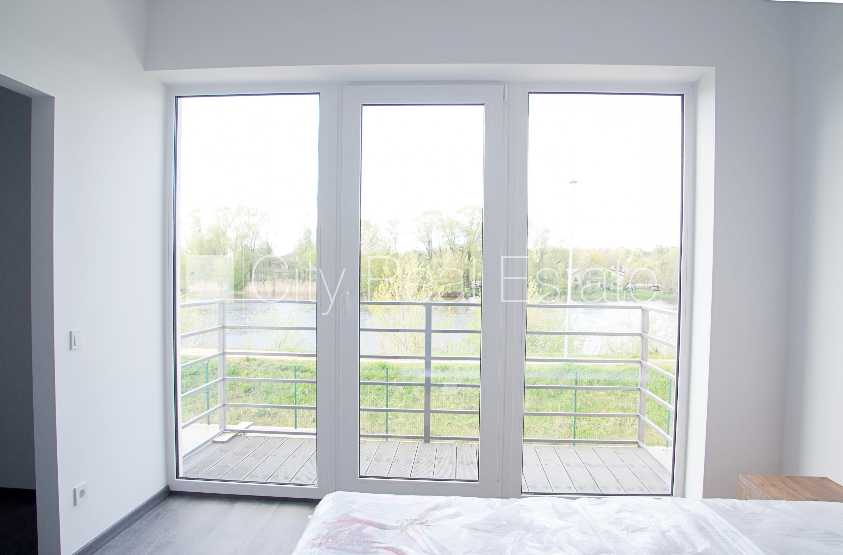 Sludinājumi. Rindu māja, zaļā teritorija, iežogota teritorija ar metāla sētu, vieta vairākām automašīnām, Cena: 1300 EUR/mēn Foto #11