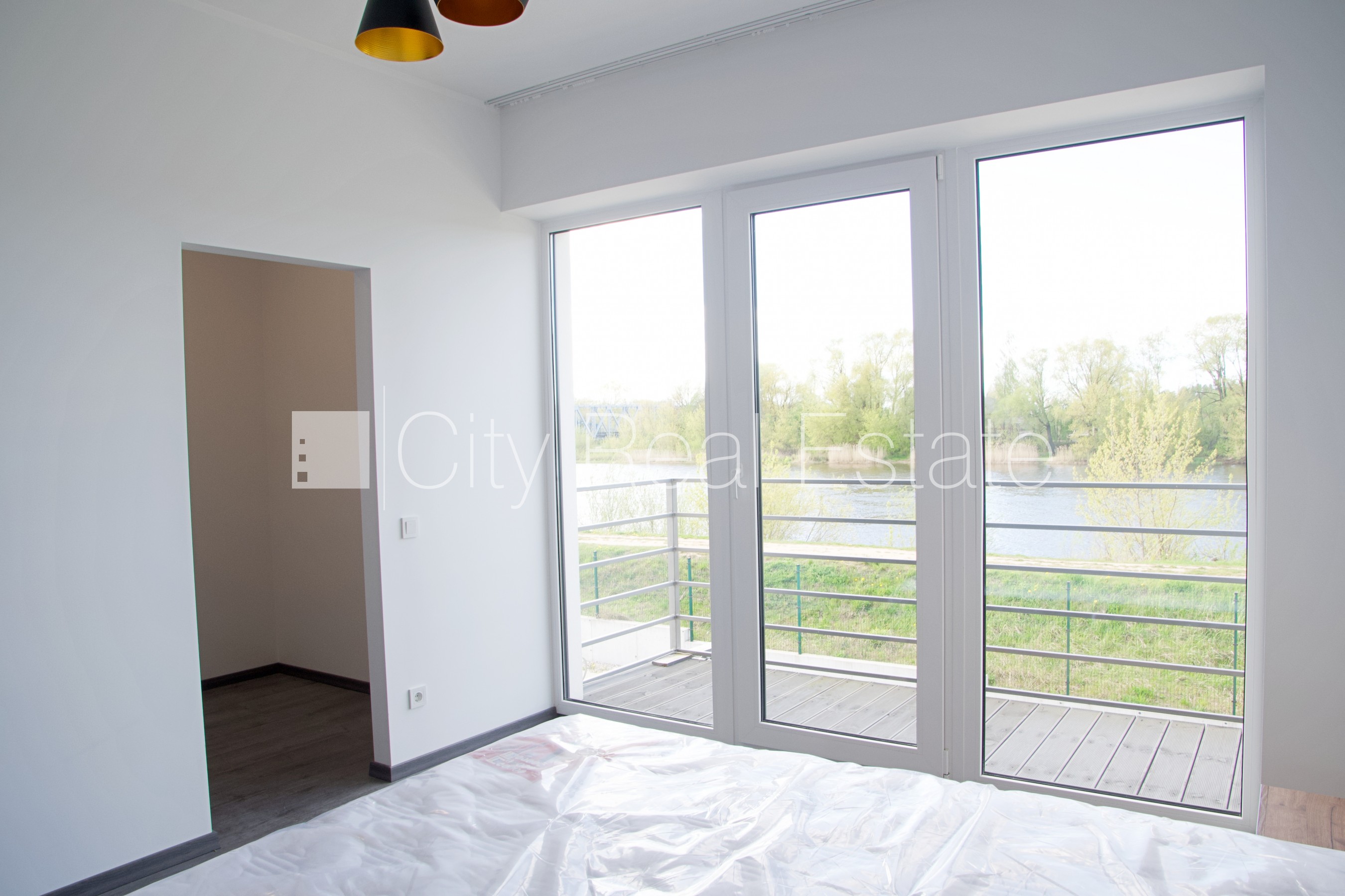 Sludinājumi. Rindu māja, zaļā teritorija, iežogota teritorija ar metāla sētu, vieta vairākām automašīnām, Cena: 1300 EUR/mēn Foto #13