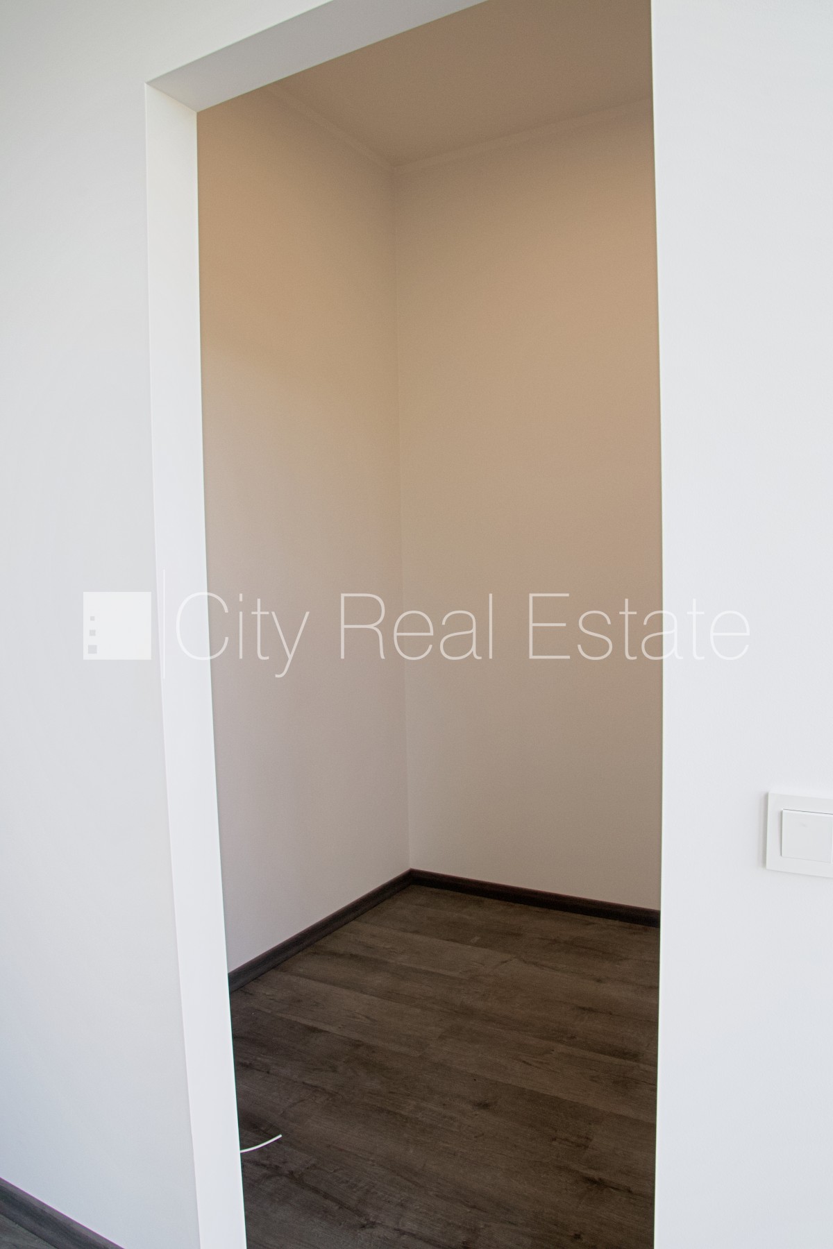 Sludinājumi. Rindu māja, zaļā teritorija, iežogota teritorija ar metāla sētu, vieta vairākām automašīnām, Cena: 1300 EUR/mēn Foto #14