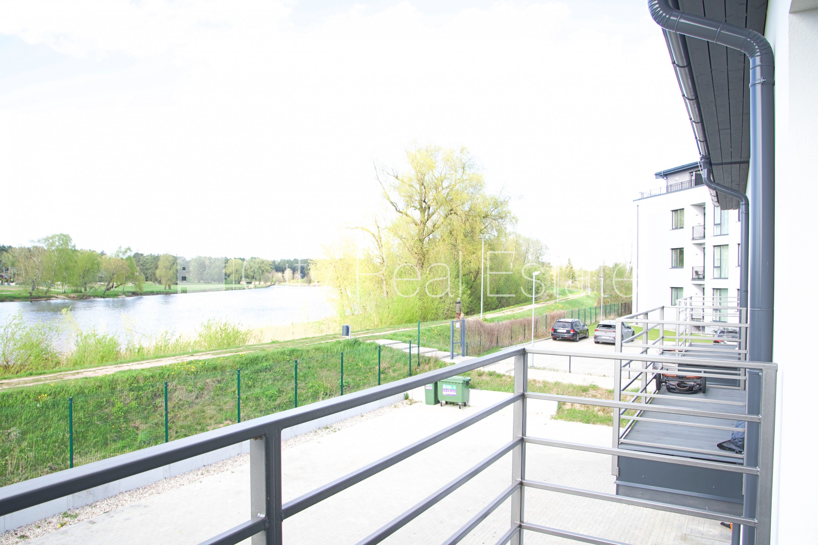 Sludinājumi. Rindu māja, zaļā teritorija, iežogota teritorija ar metāla sētu, vieta vairākām automašīnām, Cena: 1300 EUR/mēn Foto #15