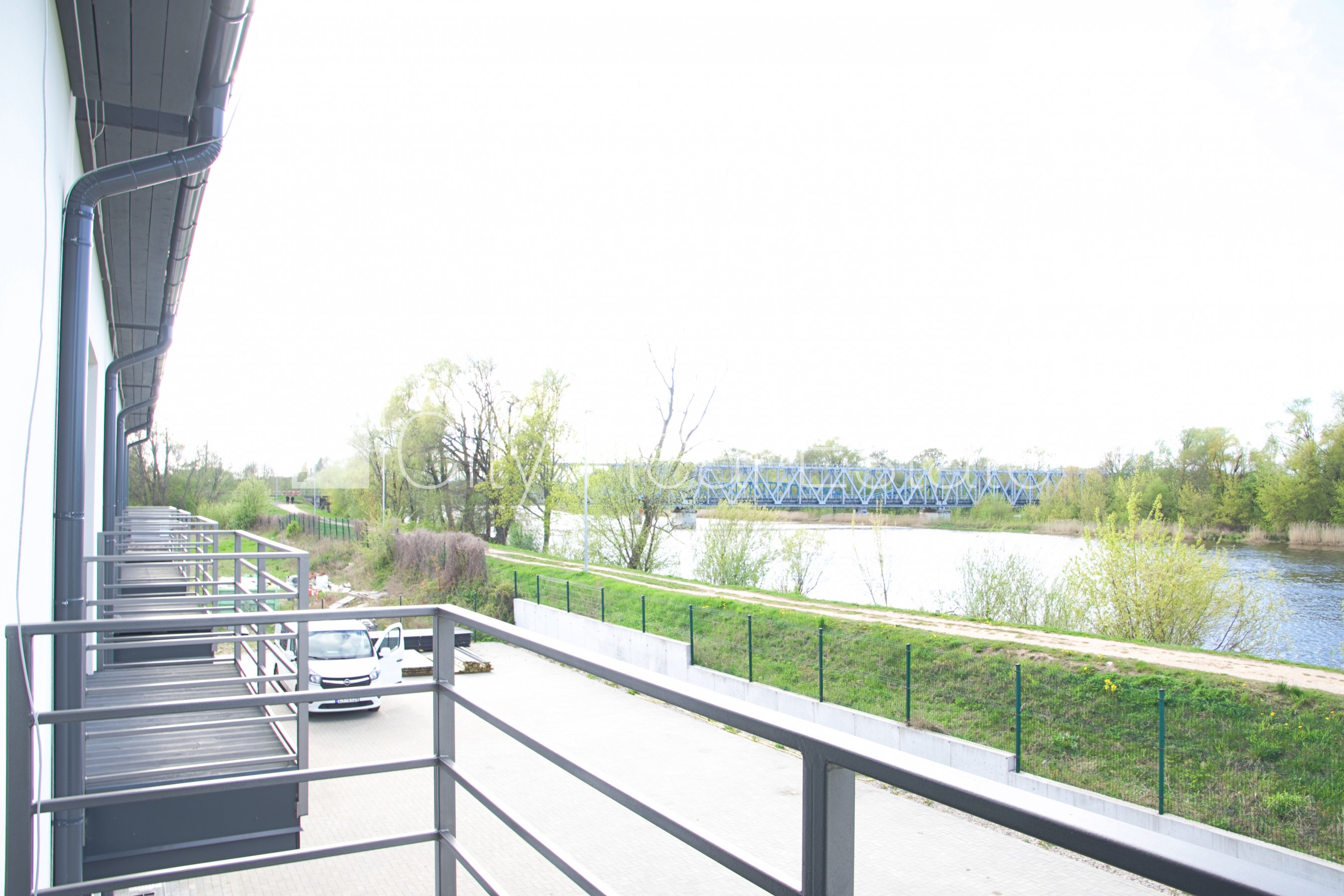 Sludinājumi. Rindu māja, zaļā teritorija, iežogota teritorija ar metāla sētu, vieta vairākām automašīnām, Cena: 1300 EUR/mēn Foto #16