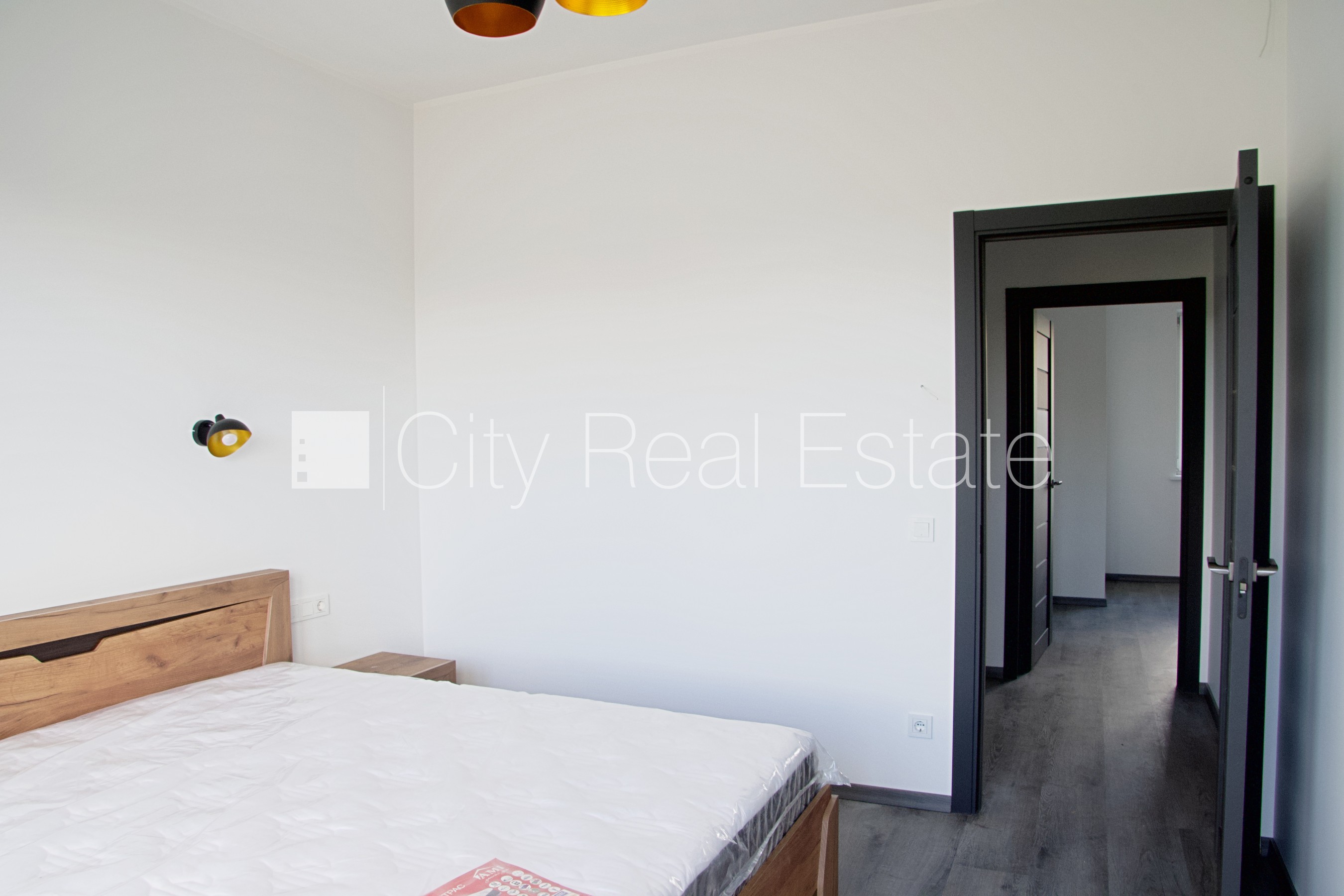 Sludinājumi. Rindu māja, zaļā teritorija, iežogota teritorija ar metāla sētu, vieta vairākām automašīnām, Cena: 1300 EUR/mēn Foto #10