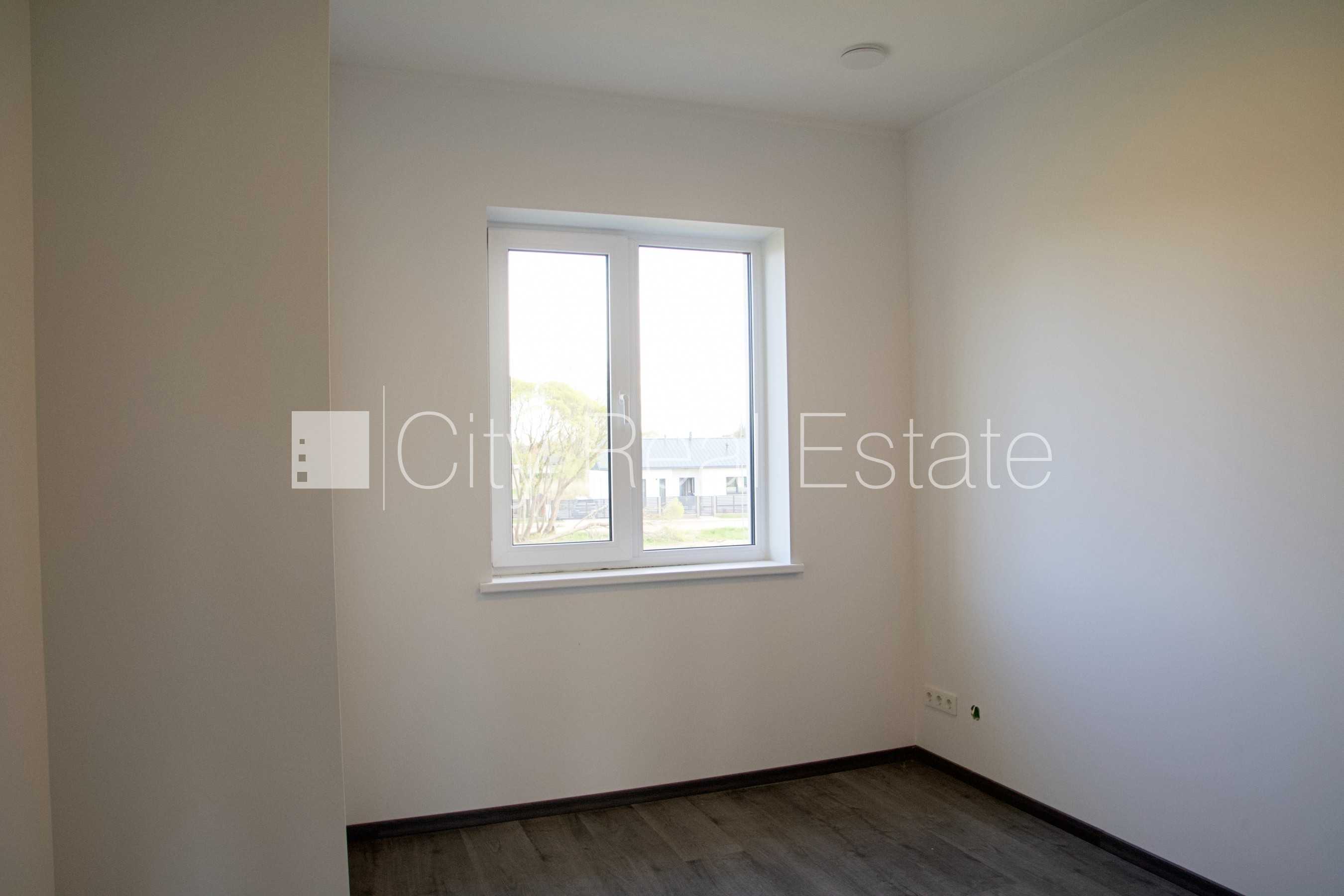 Sludinājumi. Rindu māja, zaļā teritorija, iežogota teritorija ar metāla sētu, vieta vairākām automašīnām, Cena: 1300 EUR/mēn Foto #18