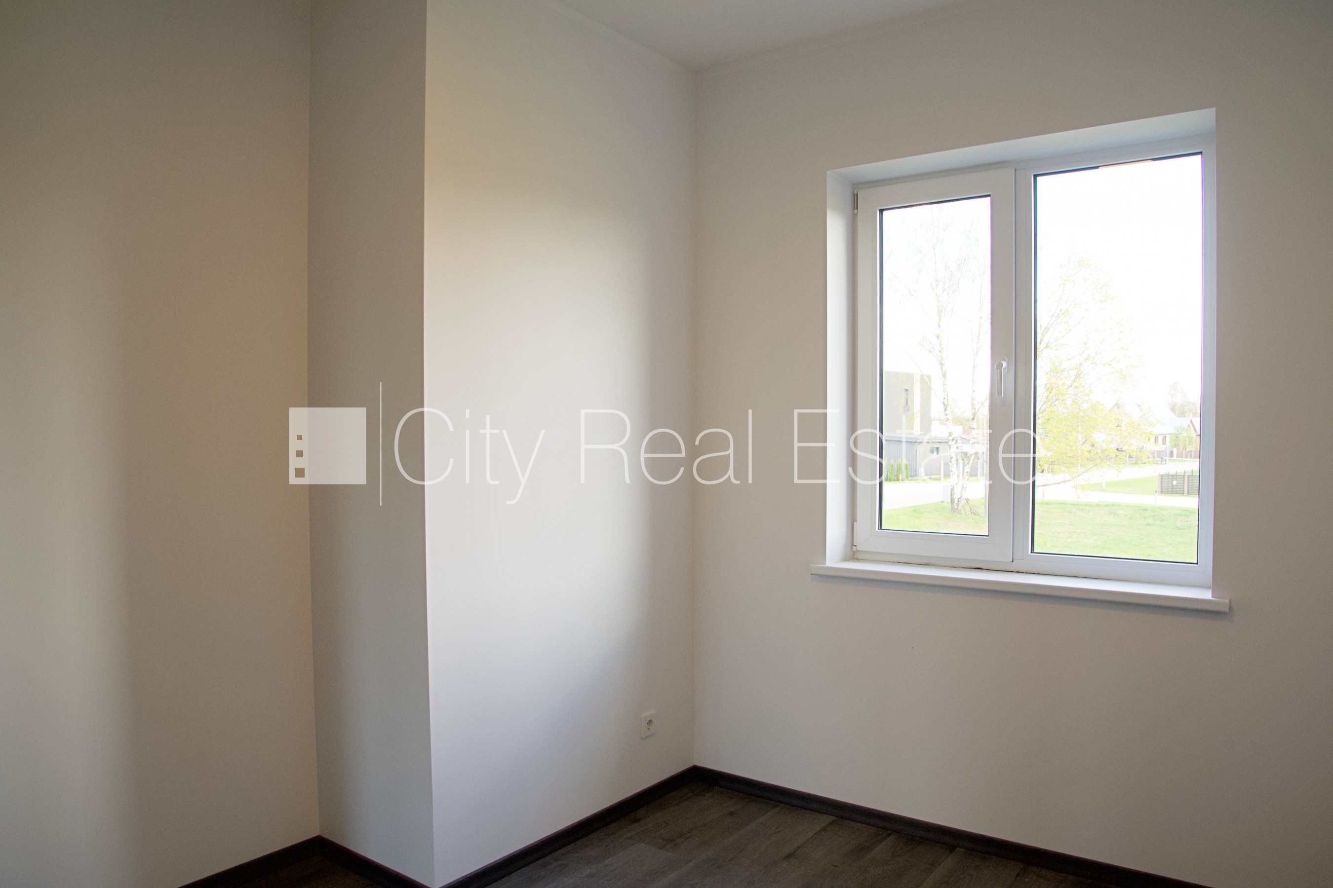 Sludinājumi. Rindu māja, zaļā teritorija, iežogota teritorija ar metāla sētu, vieta vairākām automašīnām, Cena: 1300 EUR/mēn Foto #19