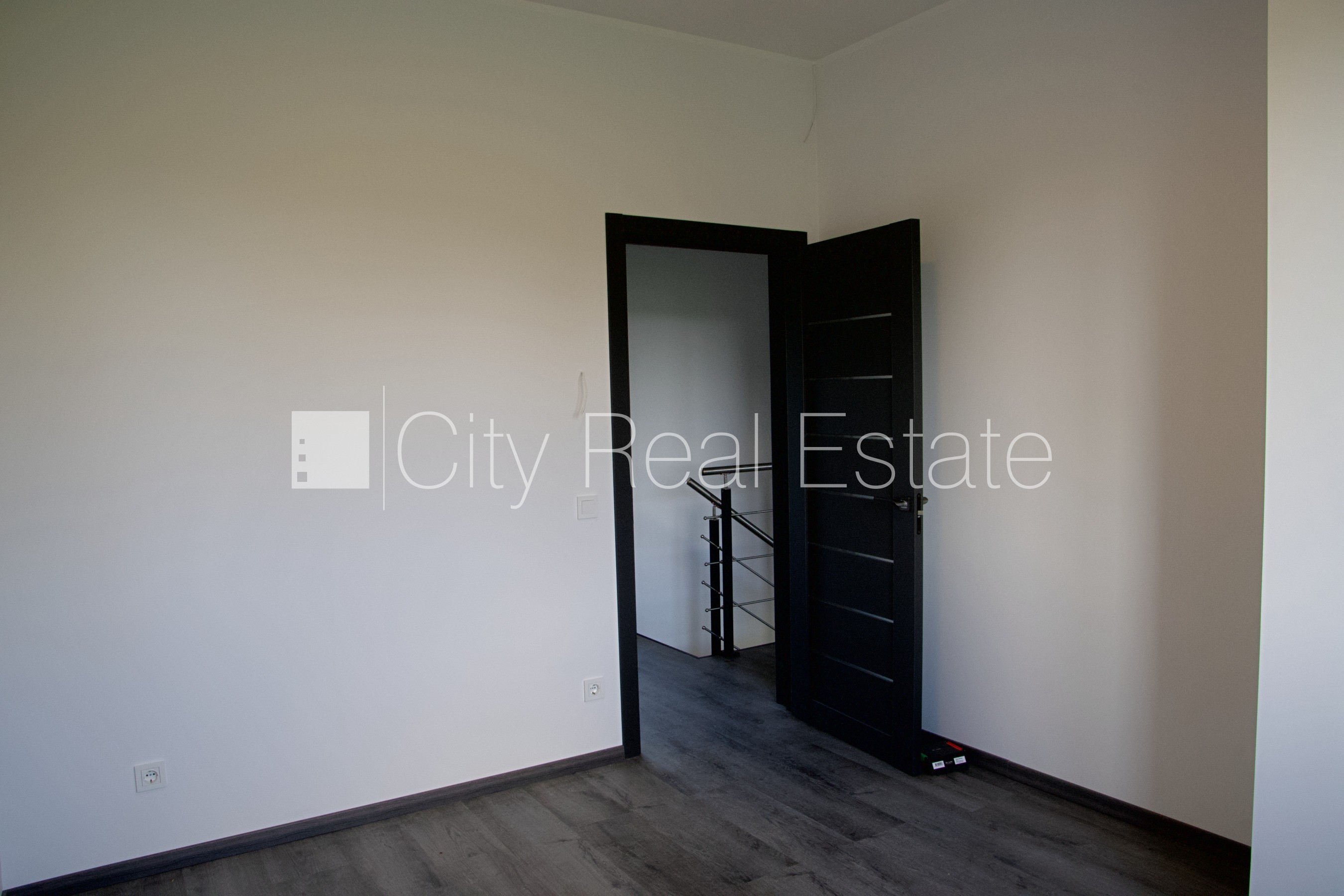 Sludinājumi. Rindu māja, zaļā teritorija, iežogota teritorija ar metāla sētu, vieta vairākām automašīnām, Cena: 1300 EUR/mēn Foto #17