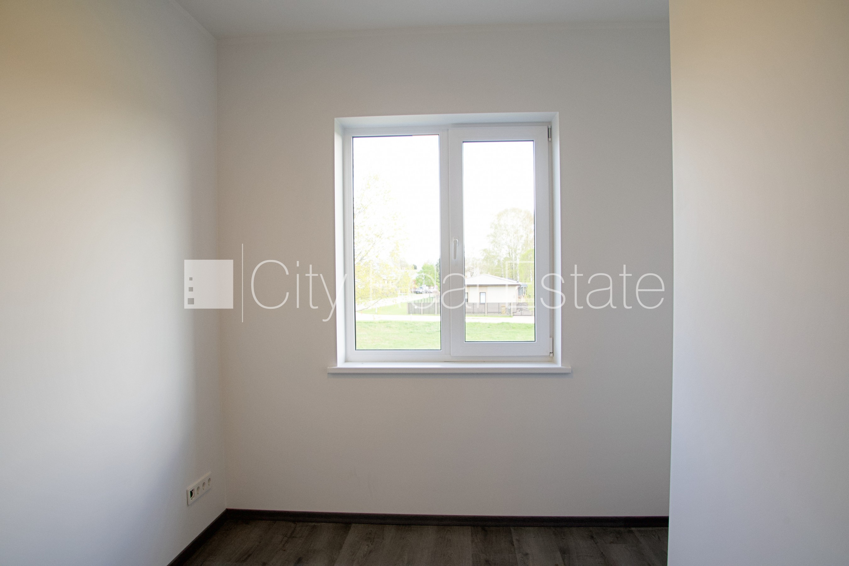 Sludinājumi. Rindu māja, zaļā teritorija, iežogota teritorija ar metāla sētu, vieta vairākām automašīnām, Cena: 1300 EUR/mēn Foto #20