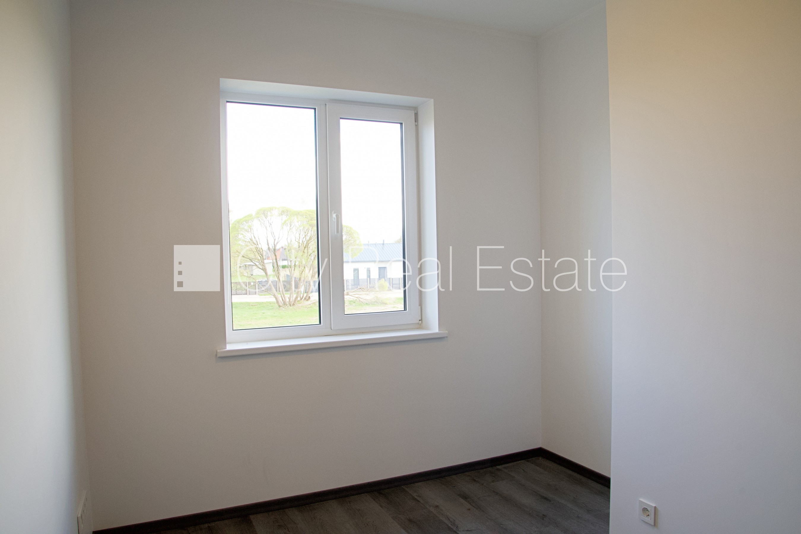 Sludinājumi. Rindu māja, zaļā teritorija, iežogota teritorija ar metāla sētu, vieta vairākām automašīnām, Cena: 1300 EUR/mēn Foto #21