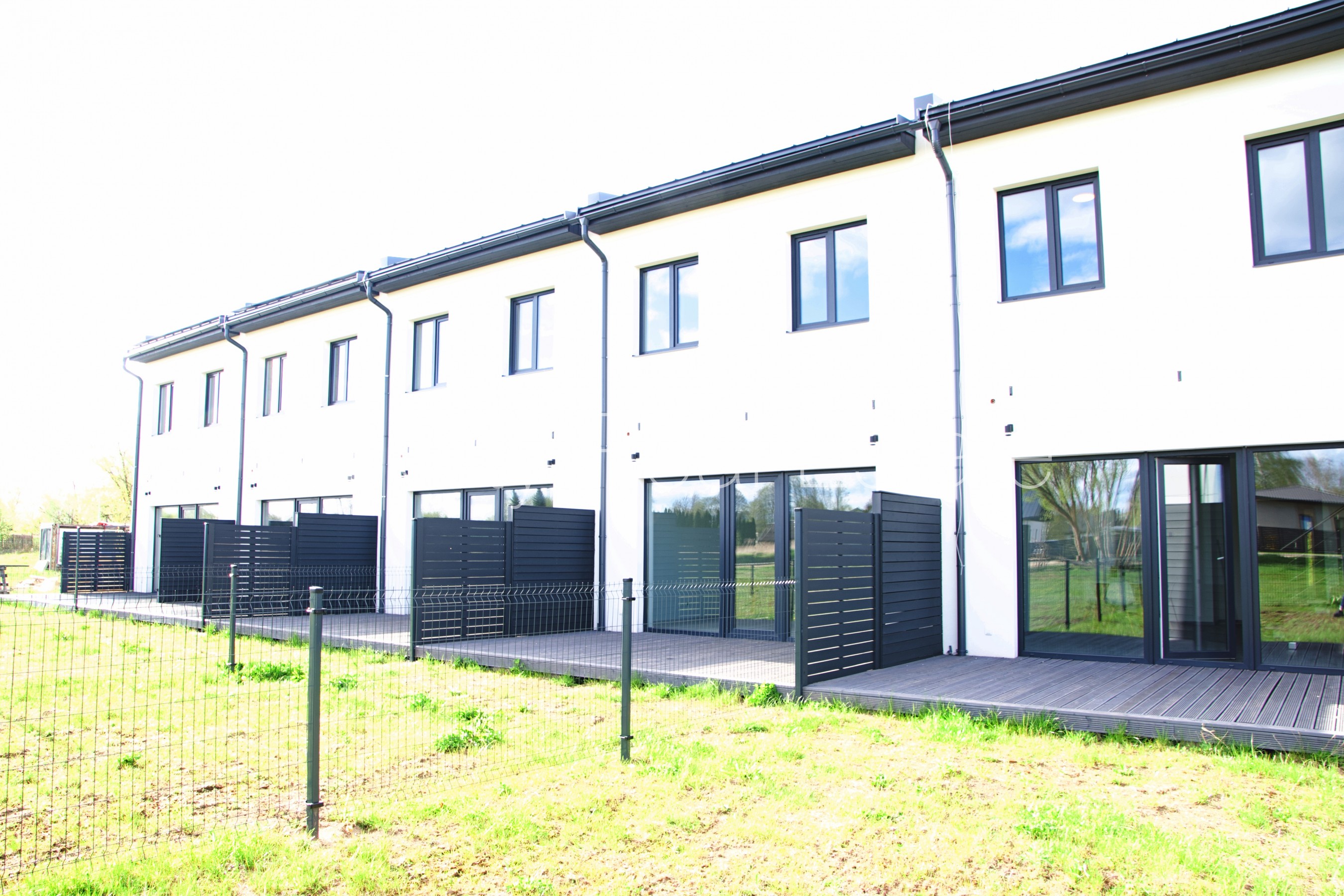 Sludinājumi. Rindu māja, zaļā teritorija, iežogota teritorija ar metāla sētu, vieta vairākām automašīnām, Cena: 1300 EUR/mēn Foto #1