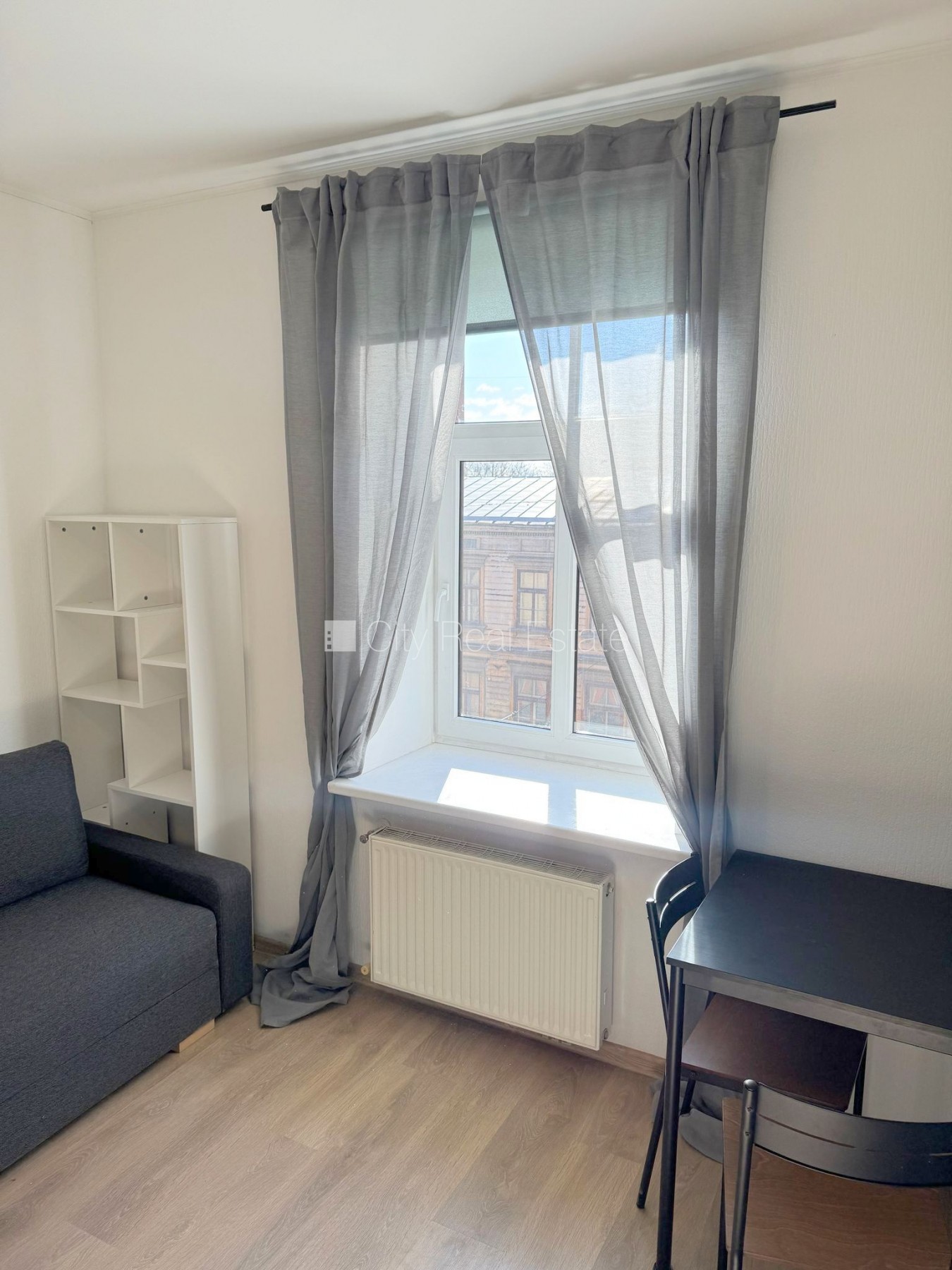 Sludinājumi. Fasādes māja, renovēta māja, slēgts pagalms, ieeja no ielas un pagalma, kāpņu telpa pēc kapitālā Cena: 270 EUR/mēn Foto #2