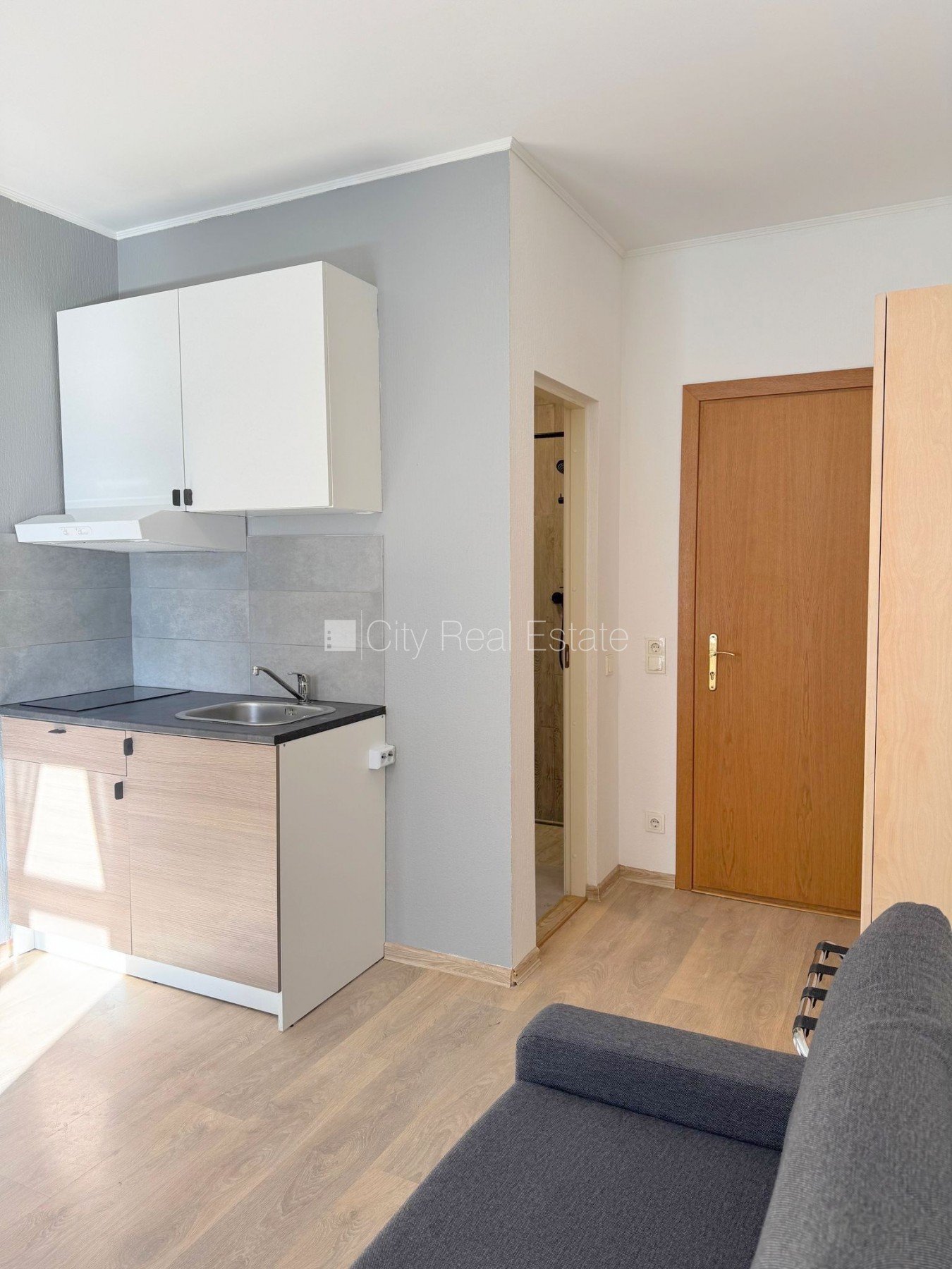 Sludinājumi. Fasādes māja, renovēta māja, slēgts pagalms, ieeja no ielas un pagalma, kāpņu telpa pēc kapitālā Cena: 270 EUR/mēn Foto #3