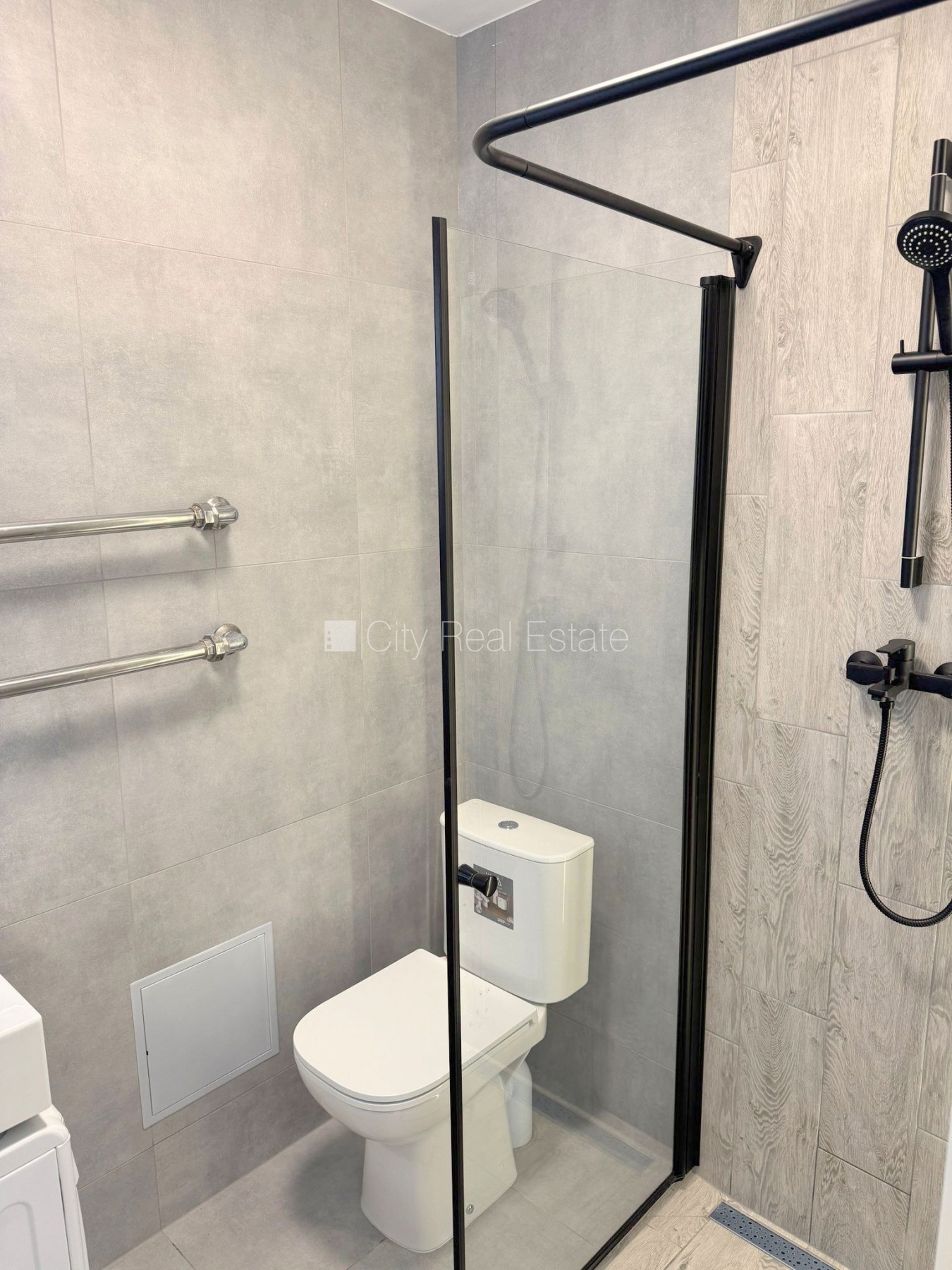 Sludinājumi. Fasādes māja, renovēta māja, slēgts pagalms, ieeja no ielas un pagalma, kāpņu telpa pēc kapitālā Cena: 270 EUR/mēn Foto #4