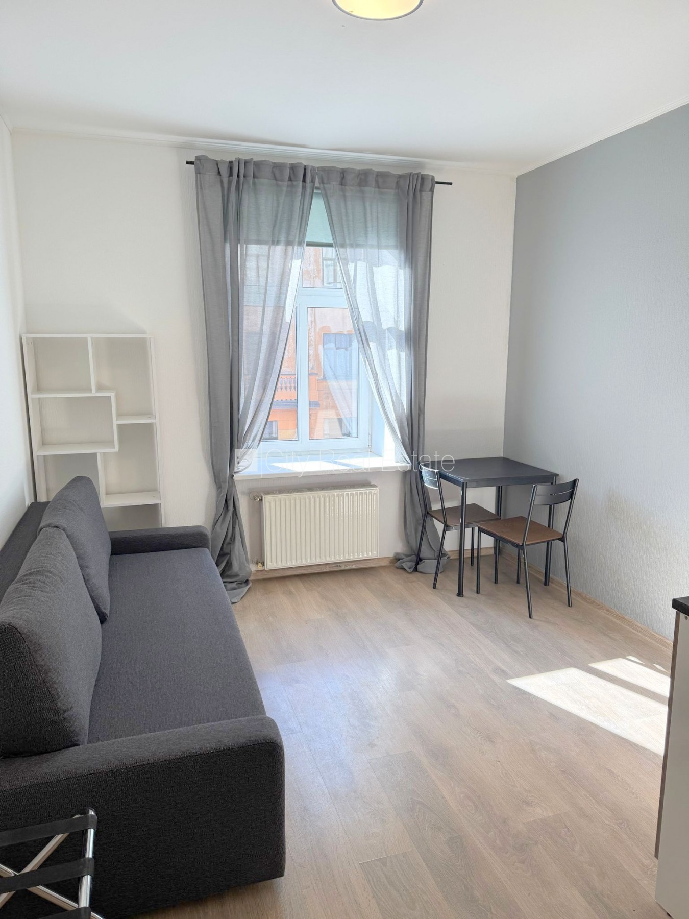 Sludinājumi. Fasādes māja, renovēta māja, slēgts pagalms, ieeja no ielas un pagalma, kāpņu telpa pēc kapitālā Cena: 270 EUR/mēn Foto #1