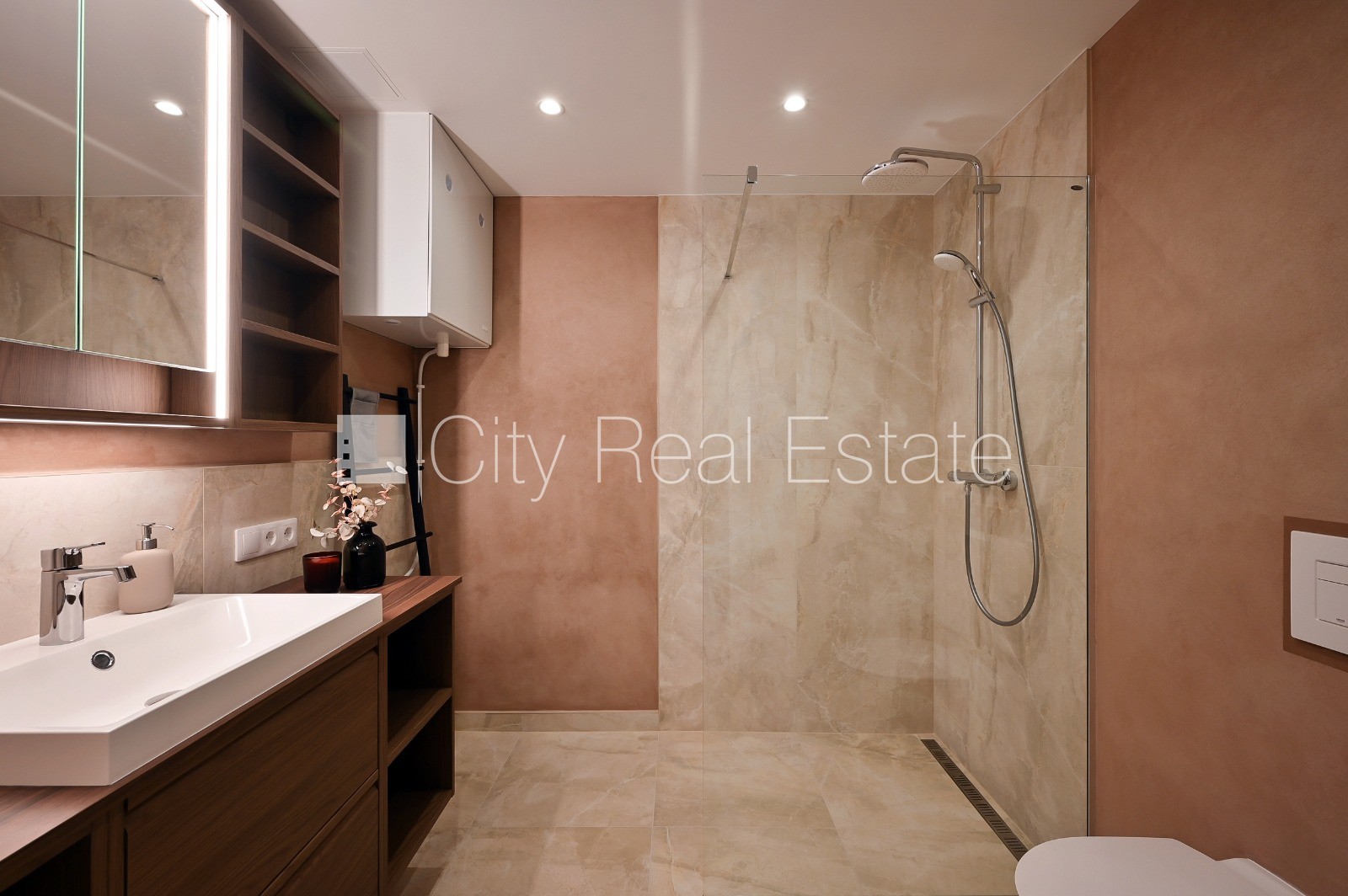 Sludinājumi. Renovēta māja, labiekārtots apzaļumots pagalms, slēgts pagalms, viena istaba izolēta, studio tipa, Cena: 155000 EUR Foto #9