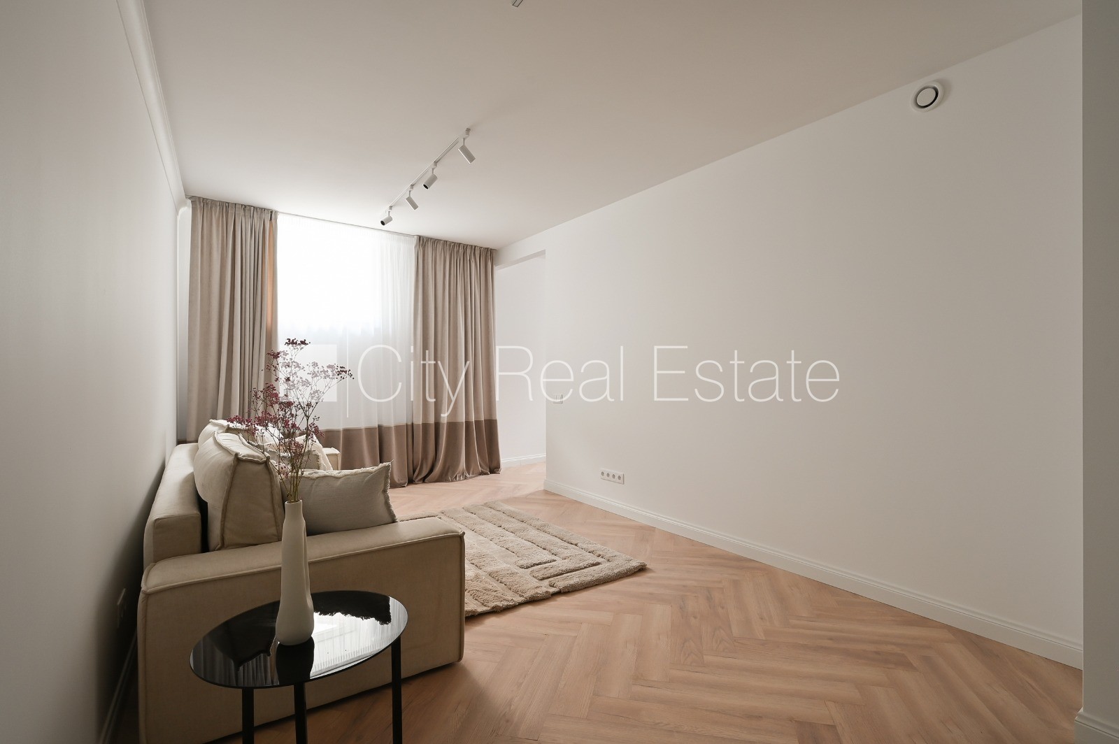 Sludinājumi. Renovēta māja, labiekārtots apzaļumots pagalms, slēgts pagalms, viena istaba izolēta, studio tipa, Cena: 155000 EUR Foto #5