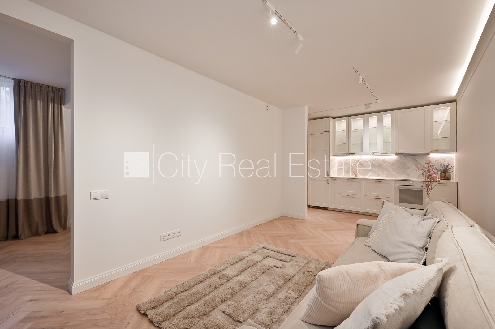 Sludinājumi. Renovēta māja, labiekārtots apzaļumots pagalms, slēgts pagalms, viena istaba izolēta, studio tipa, Cena: 155000 EUR Foto #2