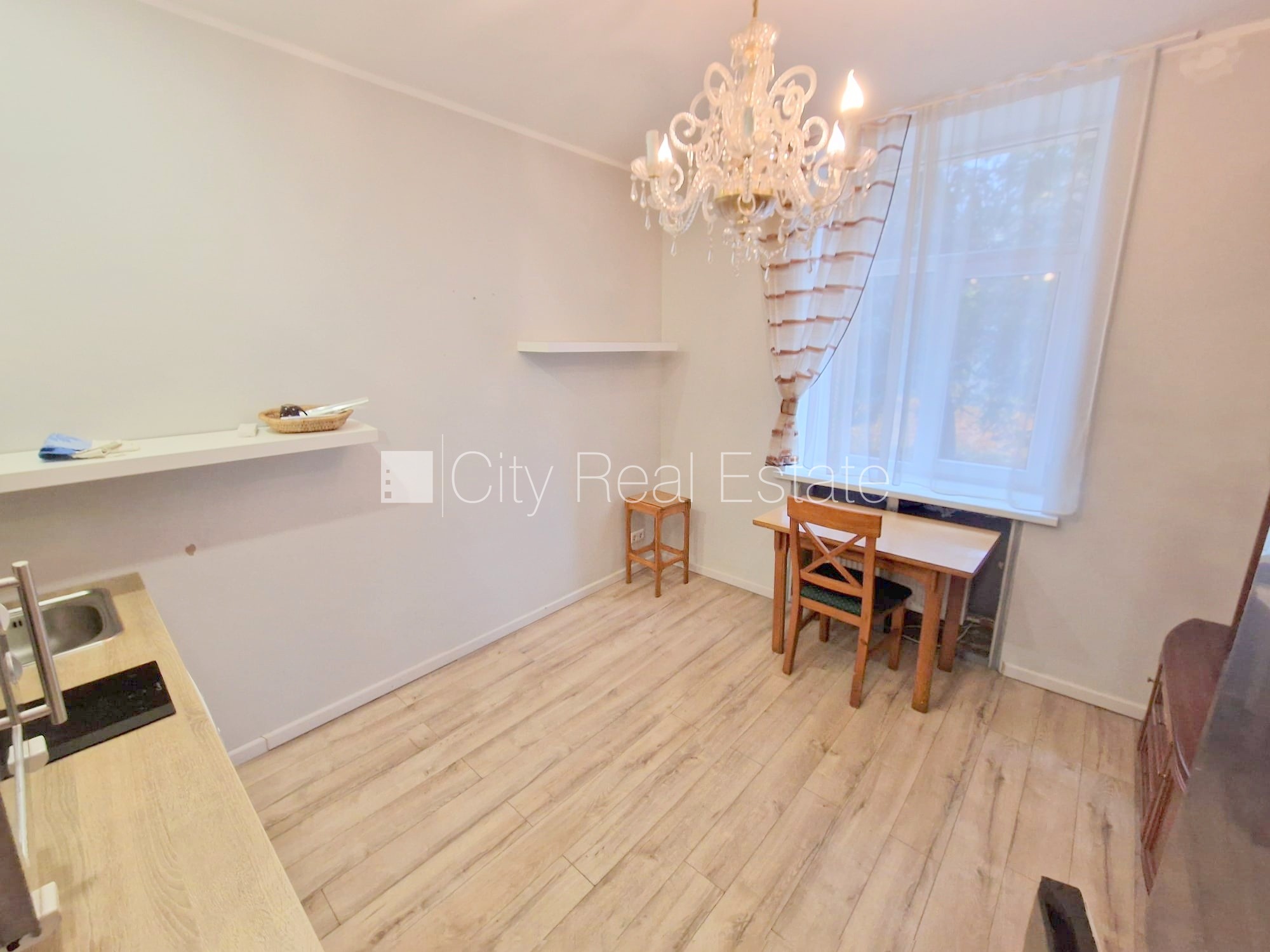 Sludinājumi. Pagalma ēka, renovēta māja, labiekārtots apzaļumots pagalms, vieta automašīnai, kāpņu telpa pēc Cena: 260 EUR/mēn Foto #7