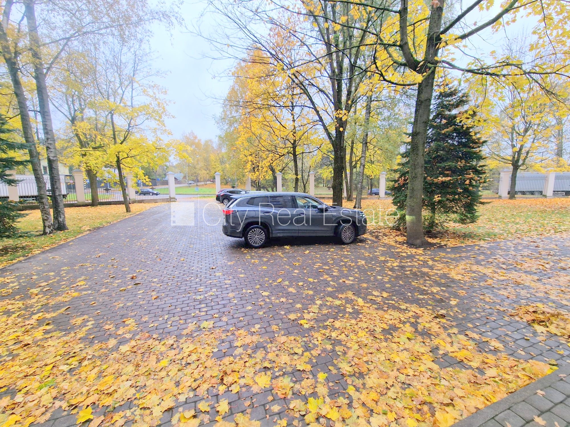 Sludinājumi. Pagalma ēka, renovēta māja, labiekārtots apzaļumots pagalms, vieta automašīnai, kāpņu telpa pēc Cena: 260 EUR/mēn Foto #24