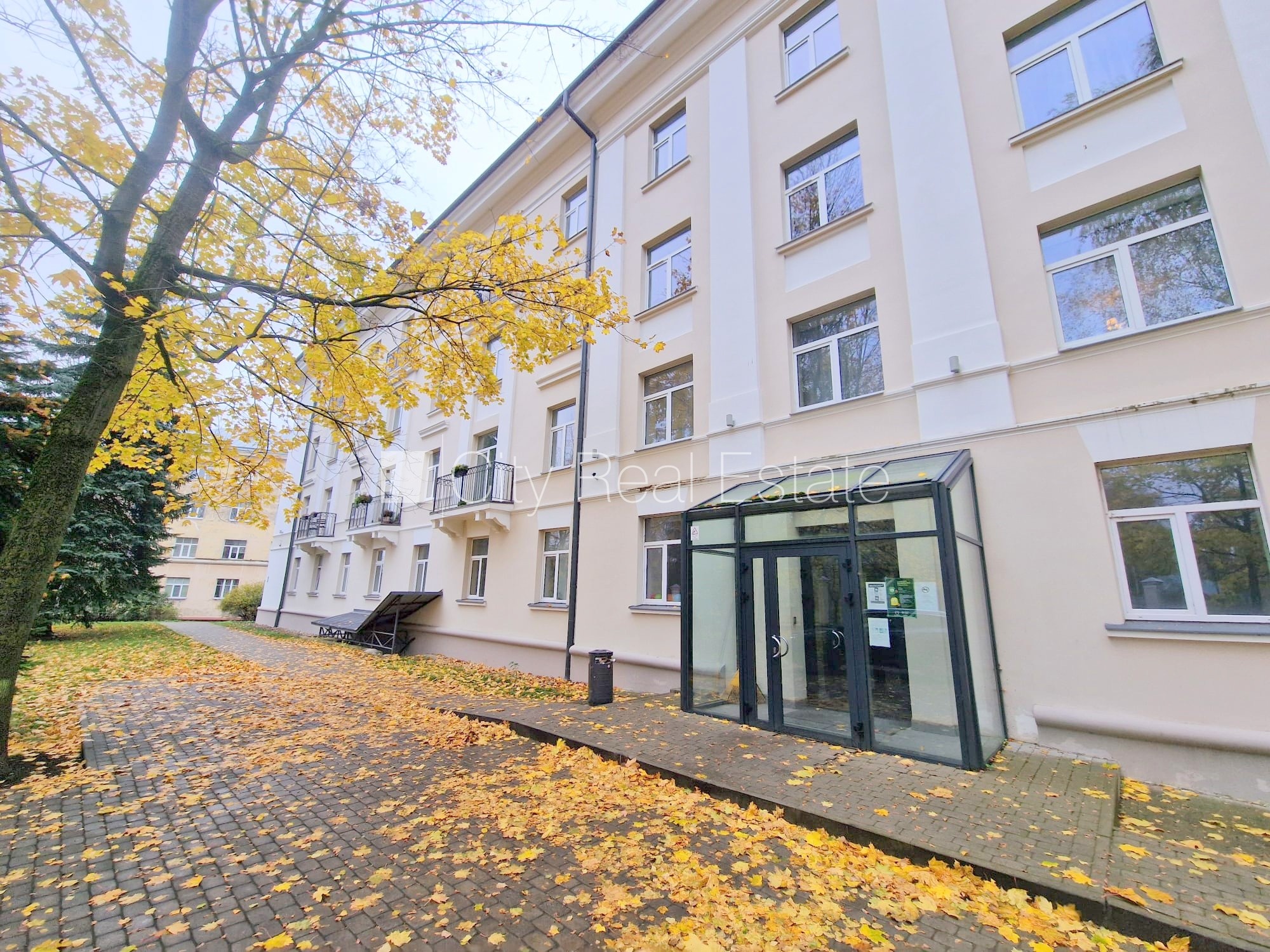 Sludinājumi. Pagalma ēka, renovēta māja, labiekārtots apzaļumots pagalms, vieta automašīnai, kāpņu telpa pēc Cena: 260 EUR/mēn Foto #23