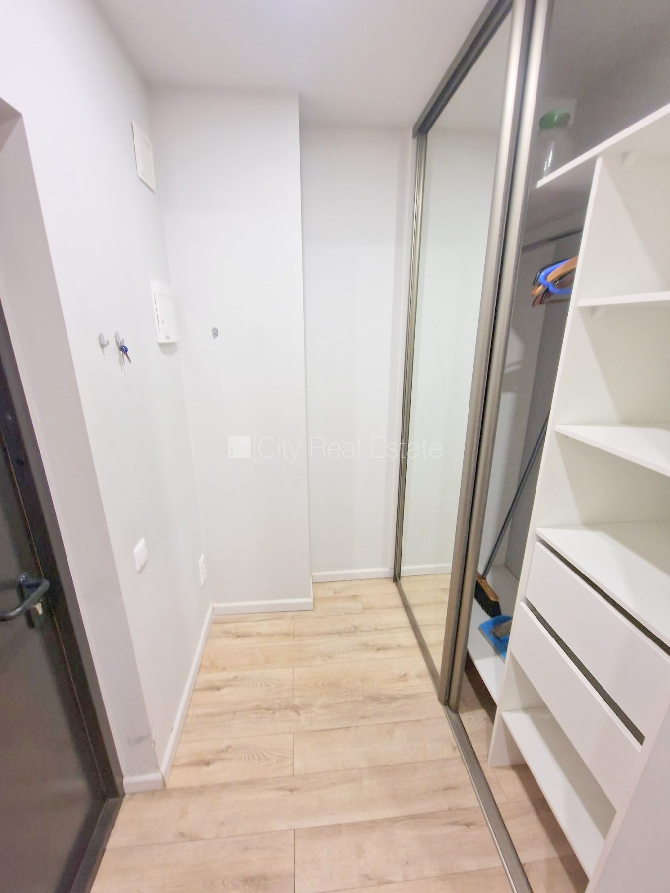 Sludinājumi. Pagalma ēka, renovēta māja, labiekārtots apzaļumots pagalms, vieta automašīnai, kāpņu telpa pēc Cena: 260 EUR/mēn Foto #18