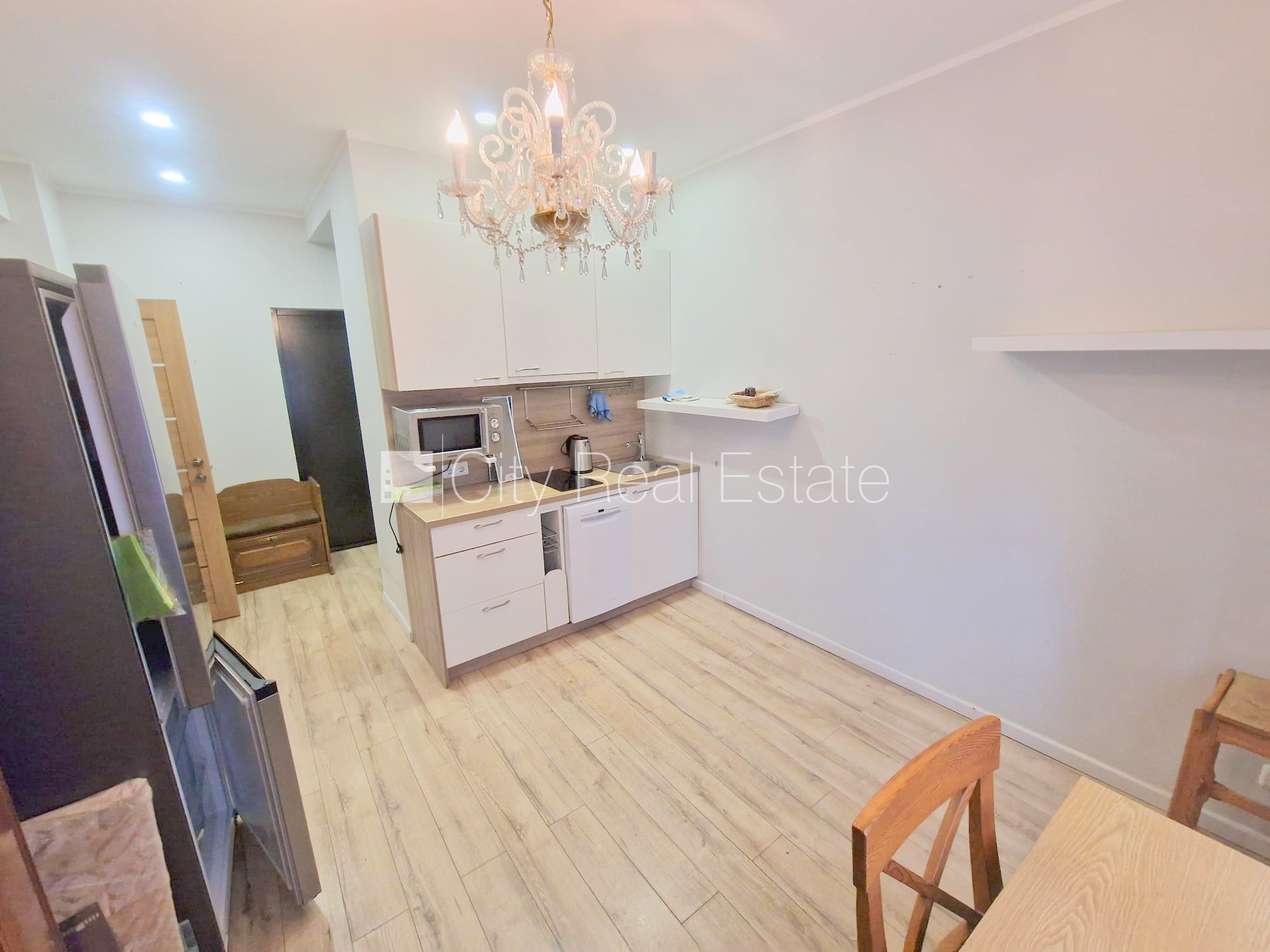 Sludinājumi. Pagalma ēka, renovēta māja, labiekārtots apzaļumots pagalms, vieta automašīnai, kāpņu telpa pēc Cena: 260 EUR/mēn Foto #1