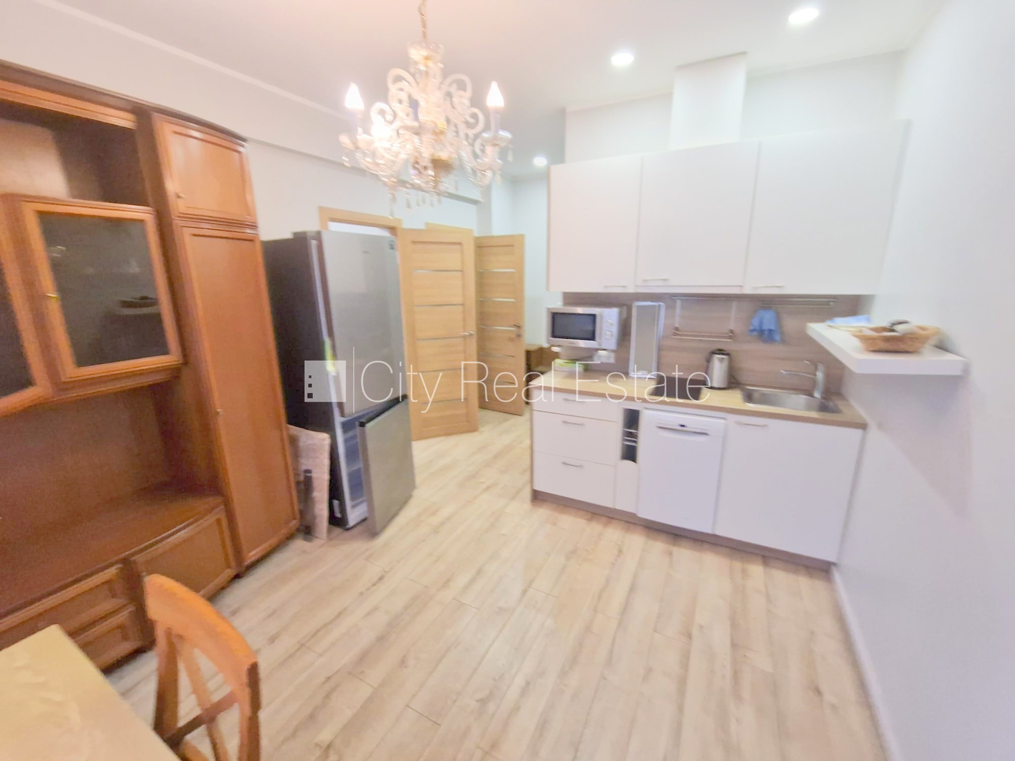 Sludinājumi. Pagalma ēka, renovēta māja, labiekārtots apzaļumots pagalms, vieta automašīnai, kāpņu telpa pēc Cena: 260 EUR/mēn Foto #2