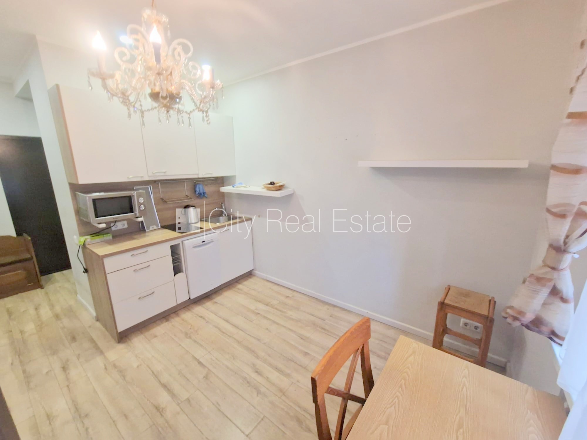 Sludinājumi. Pagalma ēka, renovēta māja, labiekārtots apzaļumots pagalms, vieta automašīnai, kāpņu telpa pēc Cena: 260 EUR/mēn Foto #4