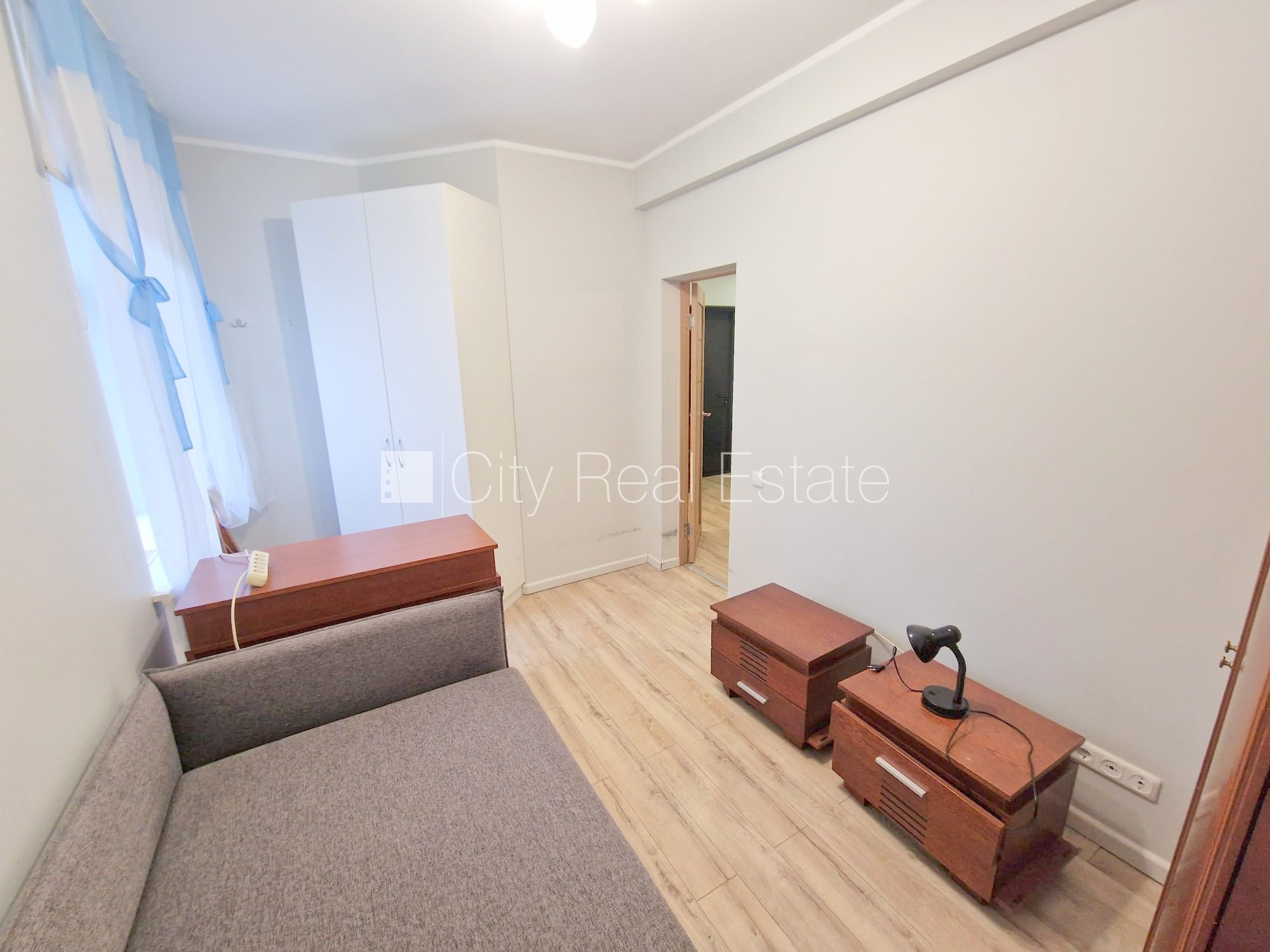 Sludinājumi. Pagalma ēka, renovēta māja, labiekārtots apzaļumots pagalms, vieta automašīnai, kāpņu telpa pēc Cena: 260 EUR/mēn Foto #10