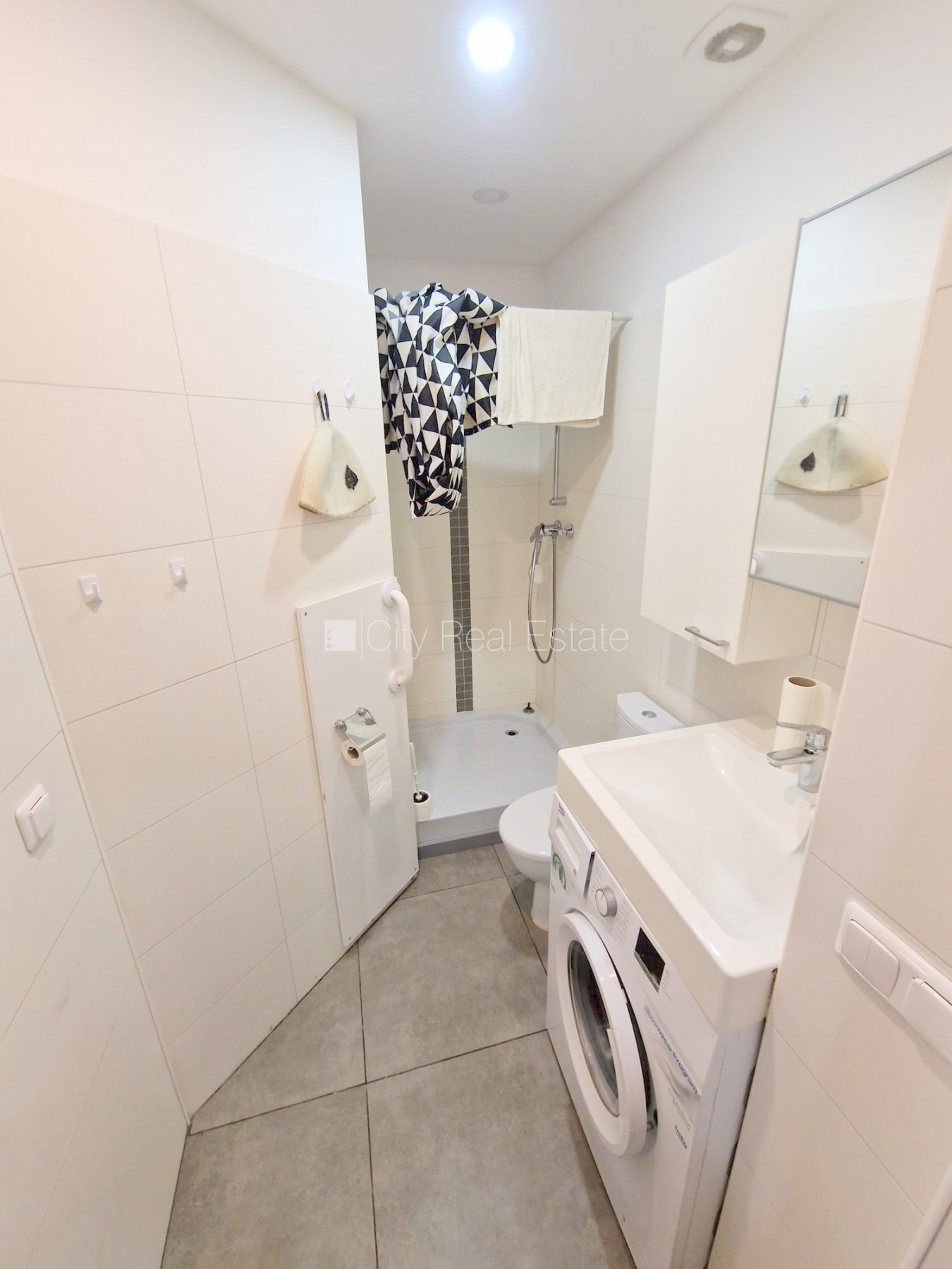 Sludinājumi. Pagalma ēka, renovēta māja, labiekārtots apzaļumots pagalms, vieta automašīnai, kāpņu telpa pēc Cena: 260 EUR/mēn Foto #15