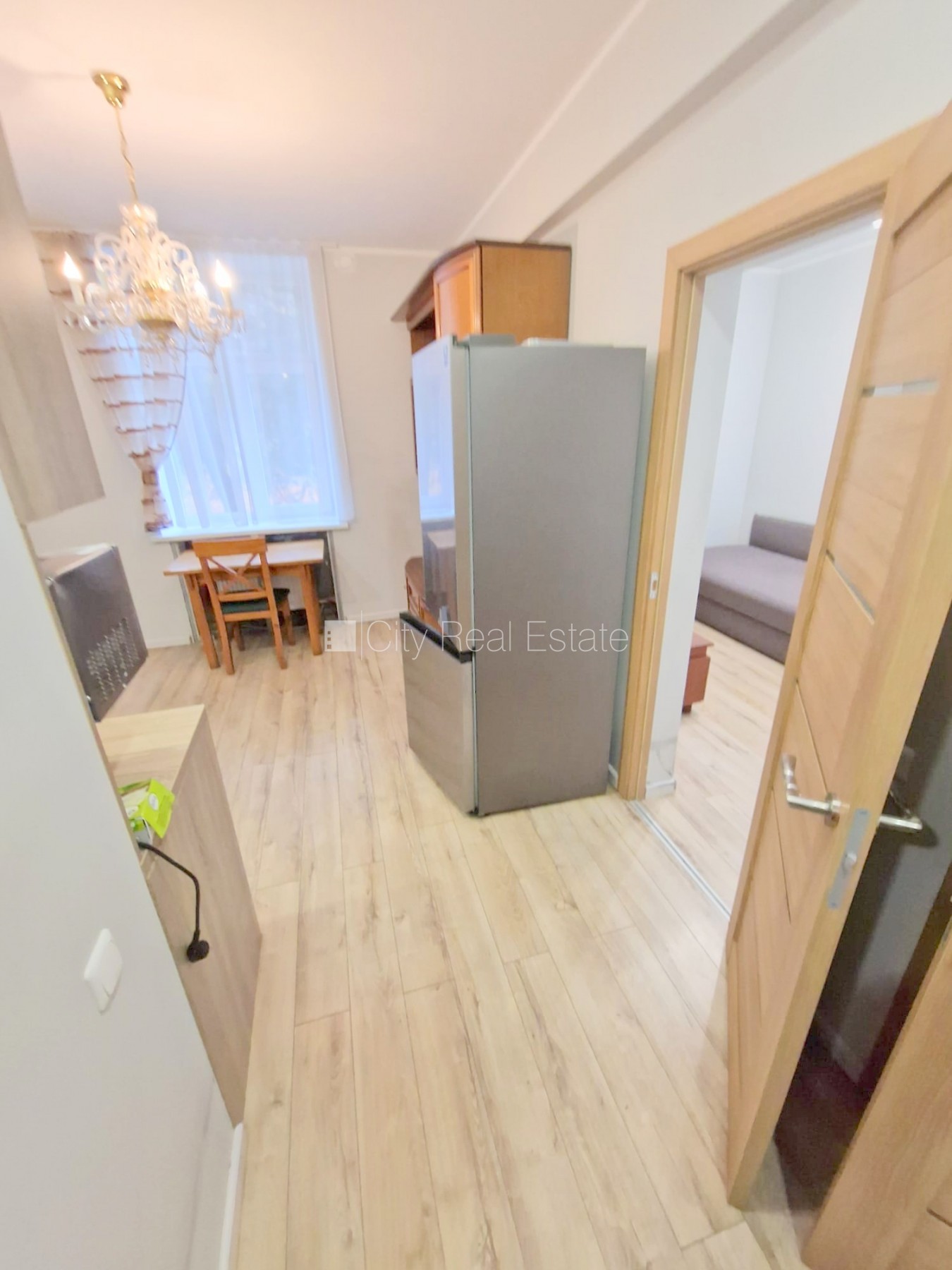 Sludinājumi. Pagalma ēka, renovēta māja, labiekārtots apzaļumots pagalms, vieta automašīnai, kāpņu telpa pēc Cena: 260 EUR/mēn Foto #8